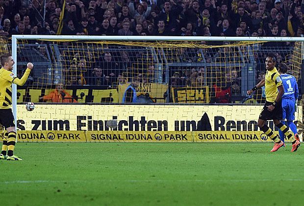 
                <strong>Pechvogel Kramer schießt das "Eigentor des Jahres"</strong><br>
                ... doch es ist zwecklos. Der Ball trudelt unter dem Jubel der Dortmunder Akteure ins eigene Netz - unfassbar! "Ich dachte, dass der Ball ein bisschen springt. Das kann passieren, da stecke ich nicht drin", sagt der Nationalspieler anschließend.
              