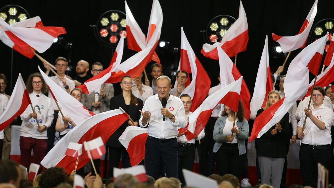 Die polnische Opposition hat bei der Parlamentswahl einen historischen Sieg errungen.