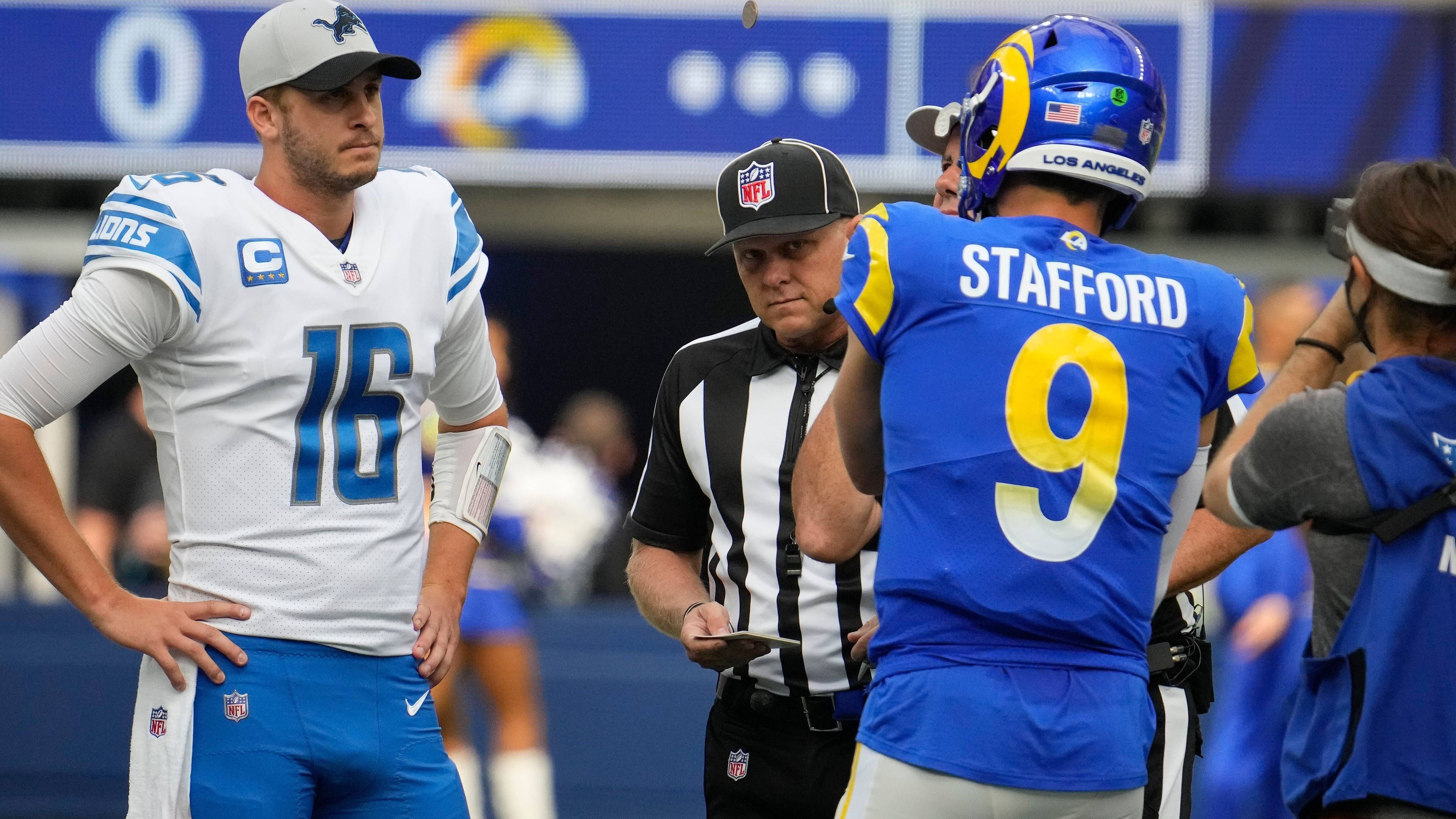 <strong>Los Angeles Rams @ Detroit Lions: Der Heilsbringer und der Ungewollte</strong><br>Die Comeback-Geschichte der Playoffs gehört jedoch Matthew Stafford und Jared Goff. Beide waren Anfang 2021 Teil eines Trade-Pakets, Stafford ging von Detroit nach LA und Goff den umgekehrten Weg. Nun stehen sie sich in den Playoffs gegenüber. Stafford als Heilsbringer und Super-Bowl-Sieger, Goff als der Ungewollte, der im Super Bowl 53 noch versagte.