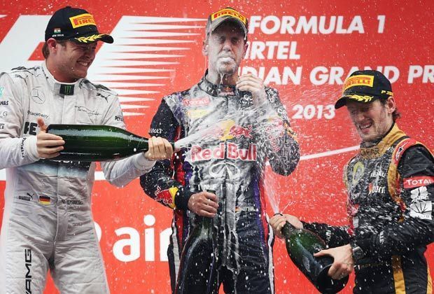
                <strong>Titelfeier Nummer vier</strong><br>
                Seinen vierten WM-Titel feiert Sebastian Vettel (m.) in Indien mit den "Nebendarstellern" Nico Rosberg (l.) und Romain Grosjean (r.) - nach einer einzigartigen Saison langt es für Red Bull zudem zur Konstrukteurs-Weltmeisterschaft
              