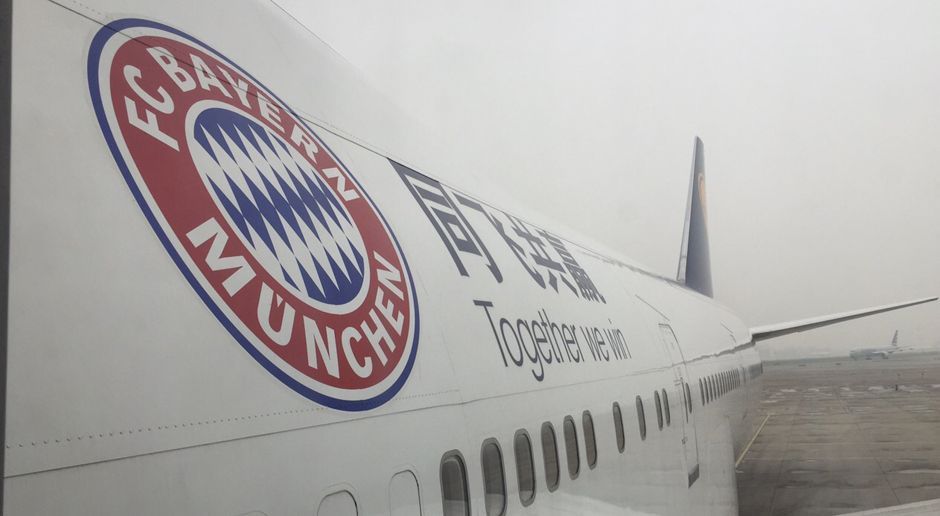 
                <strong>Der FC Bayern auf China-Tour</strong><br>
                Und damit derjenige, der des Chinesischen nicht mächtig ist, auch gleich weiß, welcher der richtige Flieger ist, ist auch das Bayern-Logo auf dem Flugzeug angebracht.
              