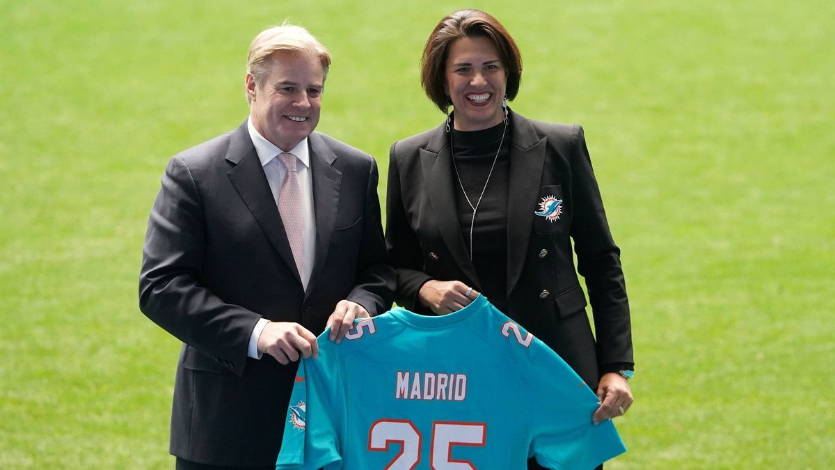 Brett Gosper, Head of Europe and APAC (l) and Pri Shumate, SVP Chief Marketing Officer of Miami Dolphins during the announcement of the designated team of the NFL, American Football Herren, USA Mad...