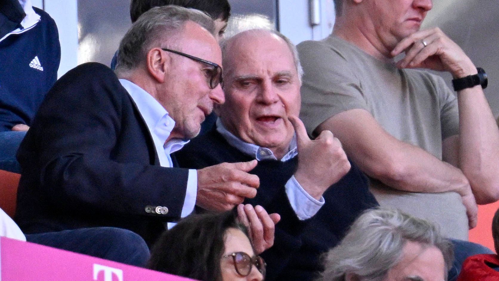 <strong>Uli Hoeneß</strong><br>Der Ehrenpräsident ist es gewohnt, dass beim FC Bayern alles nach seinem Wunsch läuft. Dieses Selbstverständnis würde bei einem Tuchel-Verbleib angekratzt werden. Von allen mächtigen Personen im Klub dürfte er schließlich der schärfste Tuchel-Kritiker sein. Demnach wäre es auch für seine Machtposition vorteilhaft, wenn stattdessen ein Trainer kommt, der ihm zusagt.&nbsp;