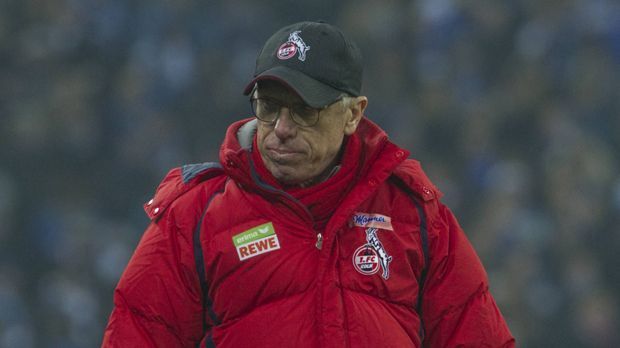 
                <strong>Peter Stöger (1. FC Köln, entlassen am 3. Dezember 2017)</strong><br>
                Der Klub hielt lange am erfolgreichsten und beliebtesten Kölner Trainer seit Ewigkeiten fest. Stöger war seit 2013 bei den Kölnern und hatte den Klub aus der 2. Bundesliga bis in die Europa League geführt. Doch in dieser Saison lief es gar nicht, die Kölner standen zum Zeitpunkt der Entlassung mit drei Punkten aus 14 Spielen am Tabellenende. Die Trennung verlief allerdings nicht ganz so harmonisch wie erhofft, der Klub machte keine gute Figur dabei.
              