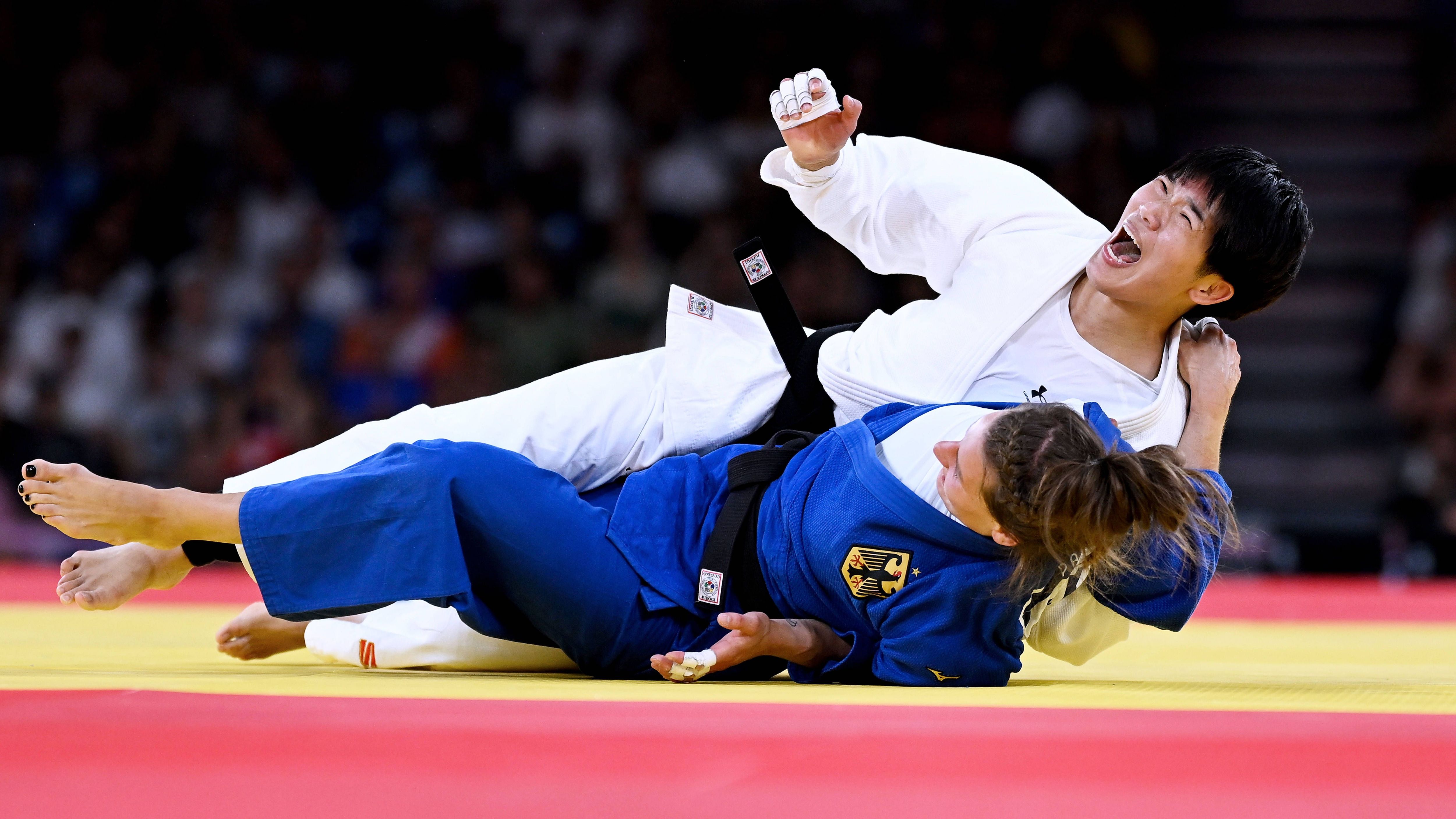 <strong>Olympia 2024: Die besten Bilder des sechsten Tages</strong><br>Noch im Moment des Wurfs realisiert die chinesische Judoka Ma Zhenzhao, dass sie gegen Anna-Maria Wagner Bronze gewonnen hat.