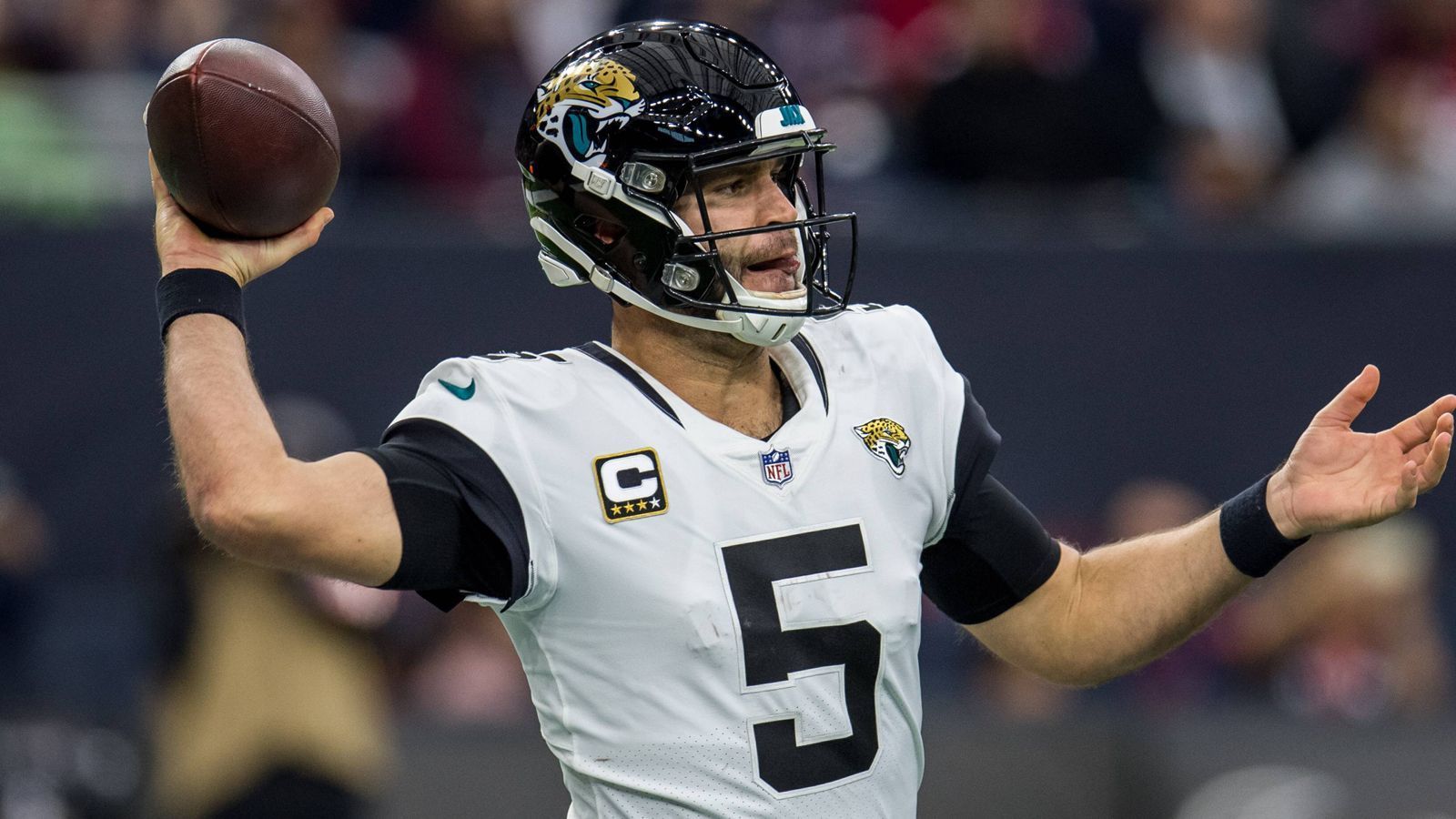 
                <strong>Platz 4: Blake Bortles (Jacksonville Jaguars/QBR 45,8)</strong><br>
                Er legte los wie die Feuerwehr, brachte 64,7 Prozent seiner Pässe an den Mann, warf für 1,095 Yards, sieben Touchdowns und drei Interceptions. Danach ging nichts mehr, er wurde zum Gesicht der Krise und des Abstiegs der Jaguars. Sein Vertrag wurde in der Offseason 2018 verlängert, doch nun sieht es nach einer vorzeitigen Trennung aus. Er sieht das pragmatisch: "Wenn die Dinge nicht gut laufen, hängt viel an den Schultern des Quarterbacks. Jemand muss die Schuld auf sich nehmen."
              