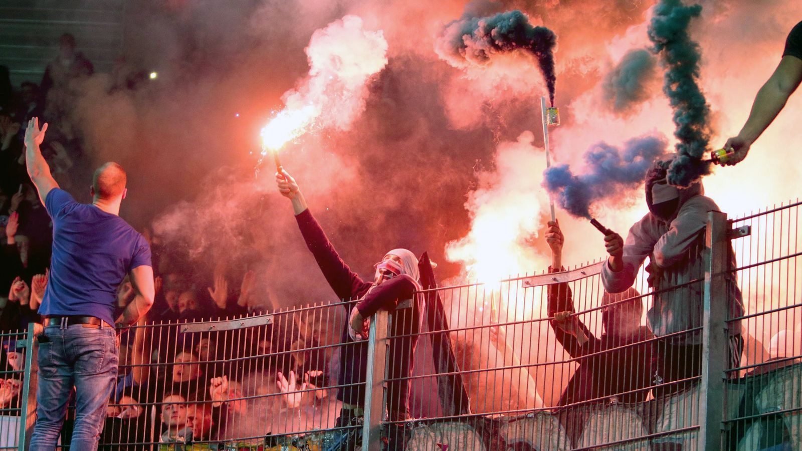 
                <strong>Abbrennen von Pyrotechnik</strong><br>
                Beim Abbrennen von Pyrotechnik ist der DFB offenbar besonders streng. So sollen 1000 Euro pro Gegenstand fällig werden. Zum Vergleich: Die UEFA sanktioniert dieses Fehlverhalten "nur" mit 500 Euro pro Gegenstand. In der 2. Bundesliga müssen Vereine  für das Abbrennen von Pyrotechnik wohl mit 600 Euro pro Gegenstand rechnen, in der 3. Liga immerhin noch mit 350 Euro. Sollte sich die genaue Personenanzahl bzw. die Anzahl der abgebrannten Pyro-Gegenstände nicht ermitteln lassen, behält sich der DFB angeblich vor, dies eigenständig zu schätzen und auf dieser Grundlage anschließend die jeweilige Strafe auszusprechen.
              