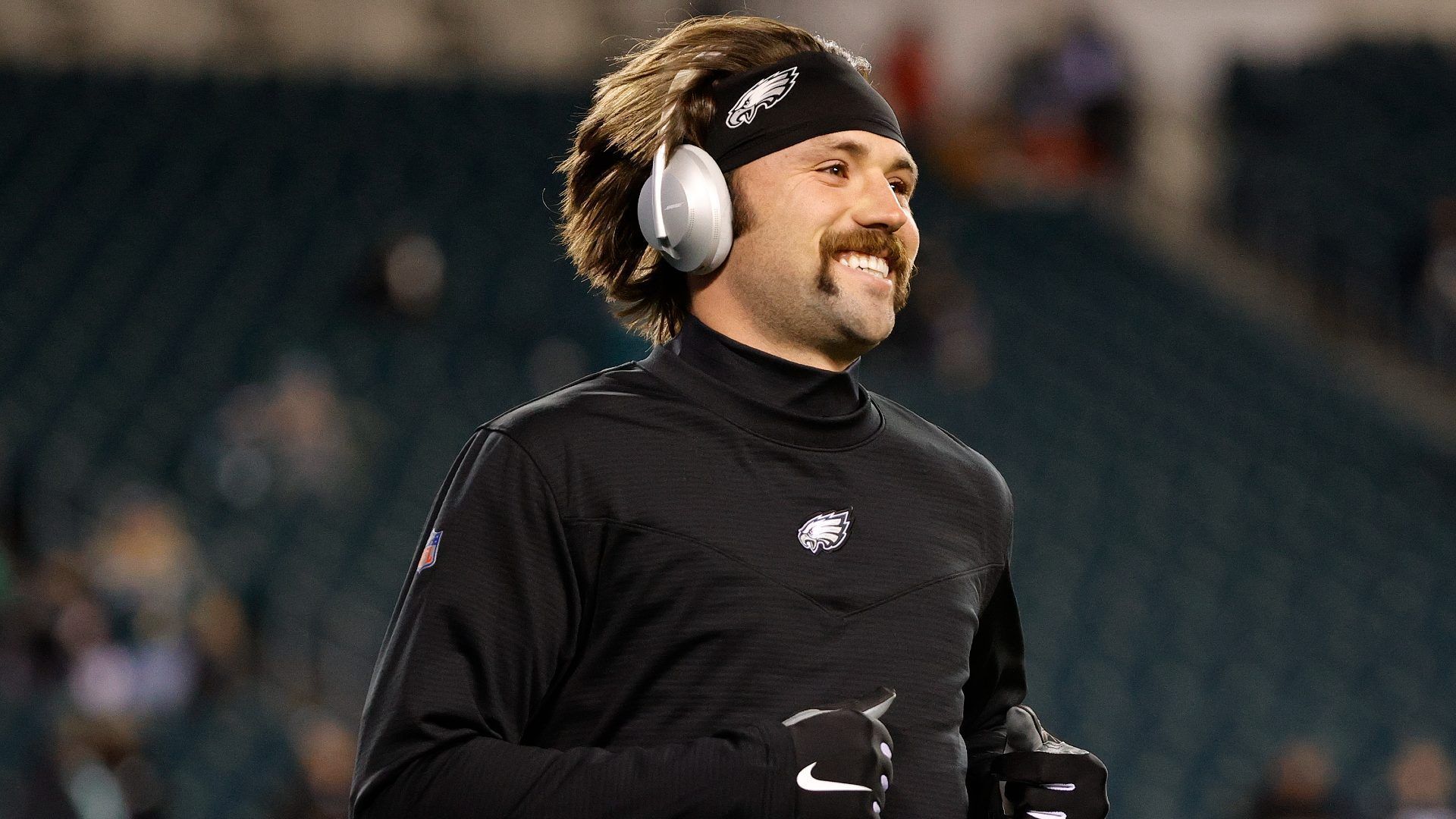 
                <strong>Gardner Minshew (Philadelphia Eagles) </strong><br>
                In eine ähnliche Kategorie könnte Eagles-Quarterback Gardner Minshew fallen. Der 25-Jährige glänzt nicht nur durch seinen eigenen Style und seinen voluminösen Vokuhila, sondern hat auch in der laufenden Saison bewiesen, dass er ein guter Quarterback in der NFL sein kann. Weil die Jacksonville Jaguars mit Trevor Lawrence ihre Zukunft auf der Quarterback-Position gefunden haben, wurde Minshew nach zwei Jahren als Starter in Jacksonville zu den Eagles abgegeben. So ging er als Backup von Jalen Hurts in die Saison und führte das Team dabei zwei Mal als Starter aufs Feld. Beim deutlichen 33:18-Erfolg über die New York Jets lieferte er mit 242 Passing Yards und zwei Touchdowns ein ordentliches Spiel ab, während er bei der 26:51-Klatsche gegen die Cowboys die Niederlage mit zwei weiteren Touchdowns nicht verhindern konnte. 
              