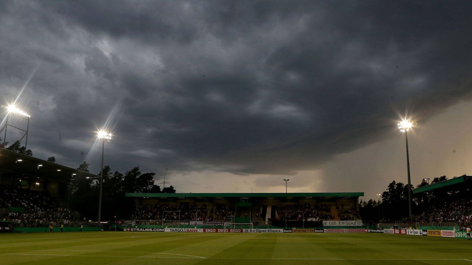 
                <strong>DFB-Pokal: Unwetter-Chaos in Sandhausen</strong><br>
                Zunächst färbt sich der Himmel dunkel. Und kurz vor dem Anpfiff nimmt das Unheil dann seinen Lauf ...
              