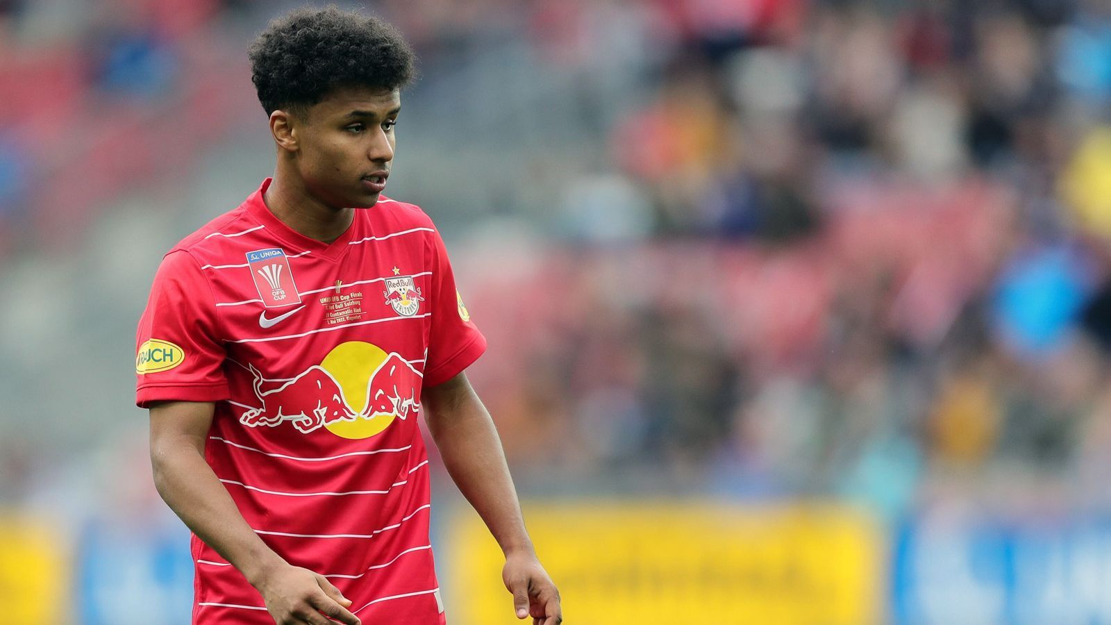 
                <strong>Karim Adeyemi (verpflichtet von Red Bull Salzburg)</strong><br>
                Der bislang teuerste BVB-Neuzugang im Sommer 2022 ist Stürmer Karim Adeyemi. Der 20-Jährige wechselt vom österreichischen Serienmeister RB Salzburg nach Dortmund und soll laut Medienberichten zwischen 30 und 40 Millionen Euro Ablöse gekostet haben. Der gebürtige Münchner bringt neben Champions-League-Erfahrung auch bereits Nationalmannschafts-Erfahrung mit. Für das DFB-Team lief der Deutsch-Nigerianer bislang drei Mal auf, dabei gelang Adeyemi ein Treffer. In Dortmund unterschrieb Adeyemi einen Vertrag bis 2027.
              