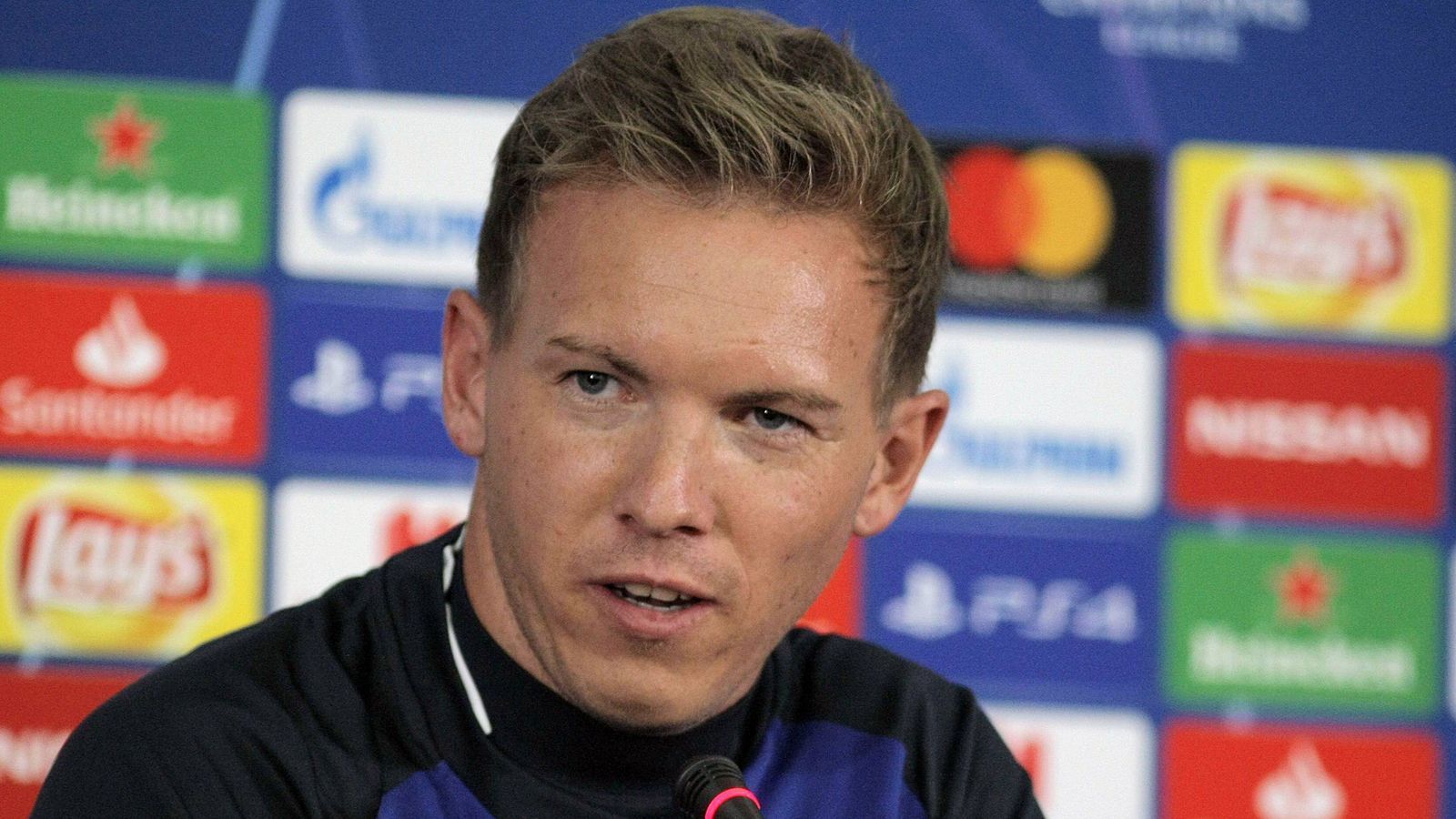 
                <strong>Julian Nagelsmann ist der Jüngste</strong><br>
                Julian Nagelsmann hat schon einige Bestmarken à la "der jüngste Trainer...." aufgestellt. Ein neuer Rekord gehört ihm jetzt auch in der Champions League. Da ist er bei seinem Debüt bei Schachtjar Donezk mit 31 Jahren und 56 Tagen der jüngste Coach in der Geschichte der Königsklasse, vor Viktor Goncharenko (31 Jahre 99 Tage/ZSKA Moskau). Ebenfalls in den Top 5: Schalke-Trainer Domenico Tedesco, mit 33 Jahren und sechs Tagen fast schon ein alter Hase.
              