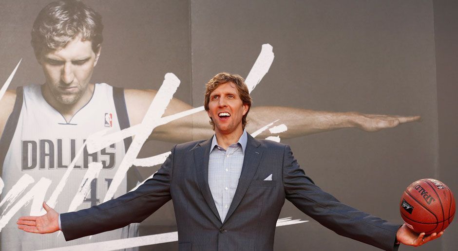 
                <strong>Nowitzki - Der perfekte Wurf (2014)</strong><br>
                Nowitzki - Der perfekte Wurf (2014): Der Dokumentarfilm erzählt die Geschichte von Dirk Nowitzkis Aufstieg in die NBA und thematisiert seine außergewöhnliche Beziehung zu seinem Trainer und Mentor Holger Geschwindner. Es ist ein Film über die beeindruckende Erfolgsgeschichte des Würzburgers und rückt eine ganz besondere Frage in den Fokus: Auf wie viel muss ich verzichten, um meinen Traum zu verwirklichen?
              