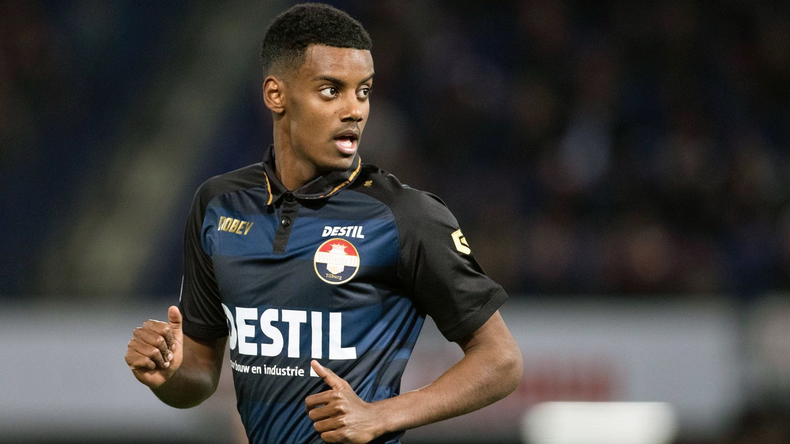 
                <strong>Alexander Isak (von Dortmund an Willem II verliehen)</strong><br>
                Bei Borussia Dortmund konnte der 19-jährige Schwede Alexander Isak in zwei Jahren nicht wirklich regelmäßig zu Einsätzen kommen. Deshalb verlieh der BVB den Stürmer im Januar 2019 in die Niederlande zum Erstligisten Willem II Tilburg - und es sieht bislang vielversprechend aus! In acht Ligaspielen für die Niederländer traf Leihspieler Isak schon fünf Mal und schaffte es nicht zuletzt deshalb kürzlich wieder zurück in die schwedische Nationalmannschaft. Isaks Vertrag in Dortmund läuft noch bis 2022.
              