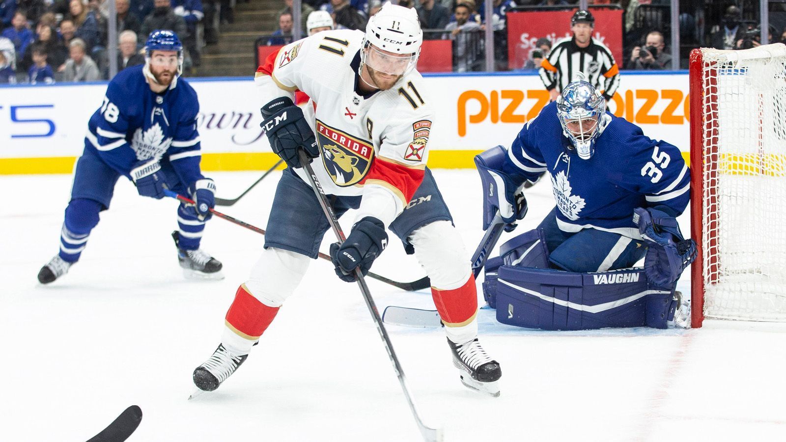 
                <strong>Jonathan Huberdeau (Florida Panthers) - 102 Scorerpunkte (26 Tore/76 Assists)</strong><br>
                Huberdeau wurde bislang nicht unbedingt als einer der ganz großen Stars der Liga wahrgenommen, agierte doch etwas im Schatten von NHL-Idolen wie Sidney Crosby (Pittsburgh Penguins), Alexander Owetschkin (Washington Capitals) oder eben McDavid und Draisaitl. Doch diese Saison dürfte auch in dieser Hinsicht eine Art Erweckung sein, noch nie zuvor etwa kam in der NHL ein Linksaußen auf eine solche Assist-Statistik. Huberdeau ist daher einer der zentralen Faktoren für den Siegeszug der Panthers, deren Bilanz nur noch von der Colorado Avalanche getoppt wird - und einer der heißesten Kandidaten für den Scorerkönig der Hauptrunde. 
              