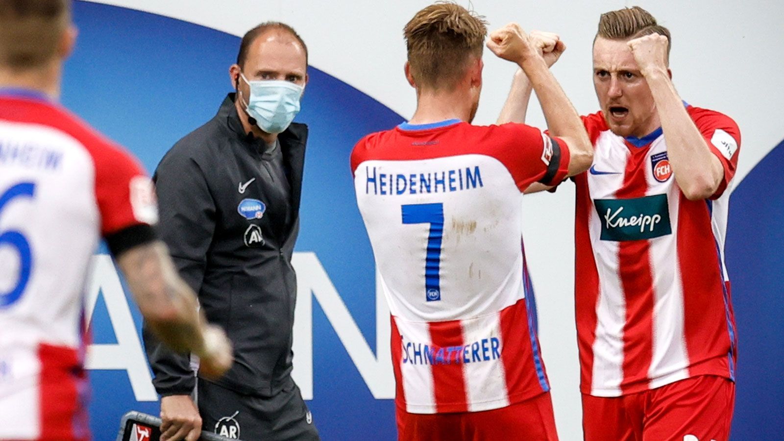 
                <strong>1. FC Heidenheim pirscht sich heran</strong><br>
                Bilanz: 44 Punkte, +6 ToreErgebnisse nach der Corona-Zwangspause: 0:3 beim VfL Bochum, 1:0 gegen die SV Wehen WiesbadenAuch in Heidenheim läuft es nicht gerade perfekt, seit fünf Spielen wechseln sich Sieg und Niederlage ab. Damit verkürzte der große Underdog in der Runde den Rückstand auf Rang zwei aber auf zwei Punkte. Allerdings: In der Rückrunde gelangen noch nie zwei Erfolge am Stück. Kein gutes Omen für das Auswärtsspiel beim FC St. Pauli (Mi., 18:30 Uhr/im Liveticker auf ran.de und in der App). Aber die Mannschaft von Trainer Frank Schmidt gewann in dieser Spielzeit bereits vier Partien in der Fremde, dreimal davon mit 1:0.
              