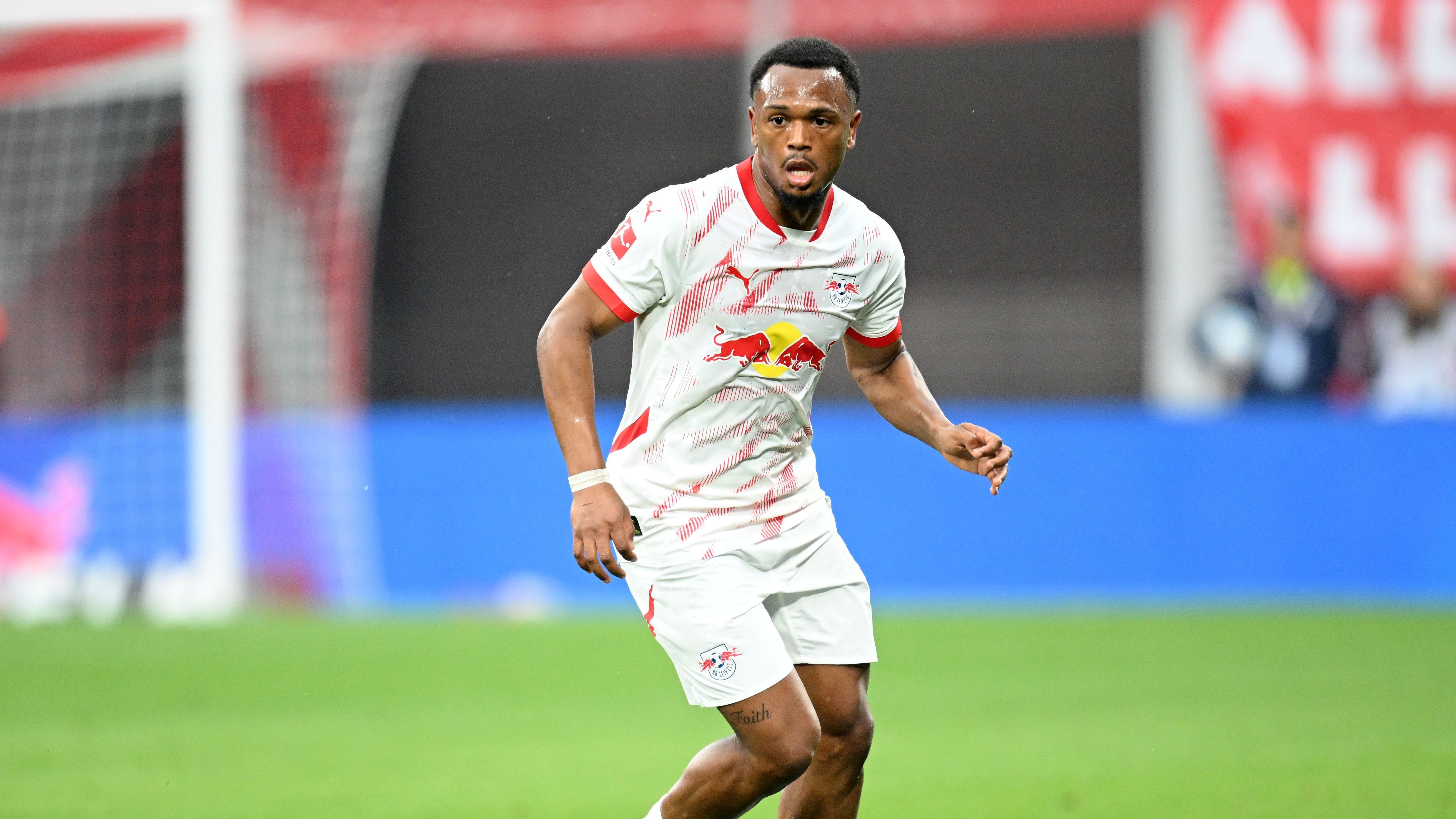 <strong>Lois Openda (RB Leipzig)</strong><br>Wie "Sky" berichtet, soll der 25-jährige Belgier kurz vor einer Leihe zu Juventus Turin stehen. Die Leihgebühr beträgt vier Millionen Euro, anschließend könnte eine Ablöse von 42 Millionen Euro fällig werden – mit möglichen Bonuszahlungen in Höhe von weiteren fünf Millionen. Ein Wechsel zum FC Bayern ist damit wohl endgültig vom Tisch.