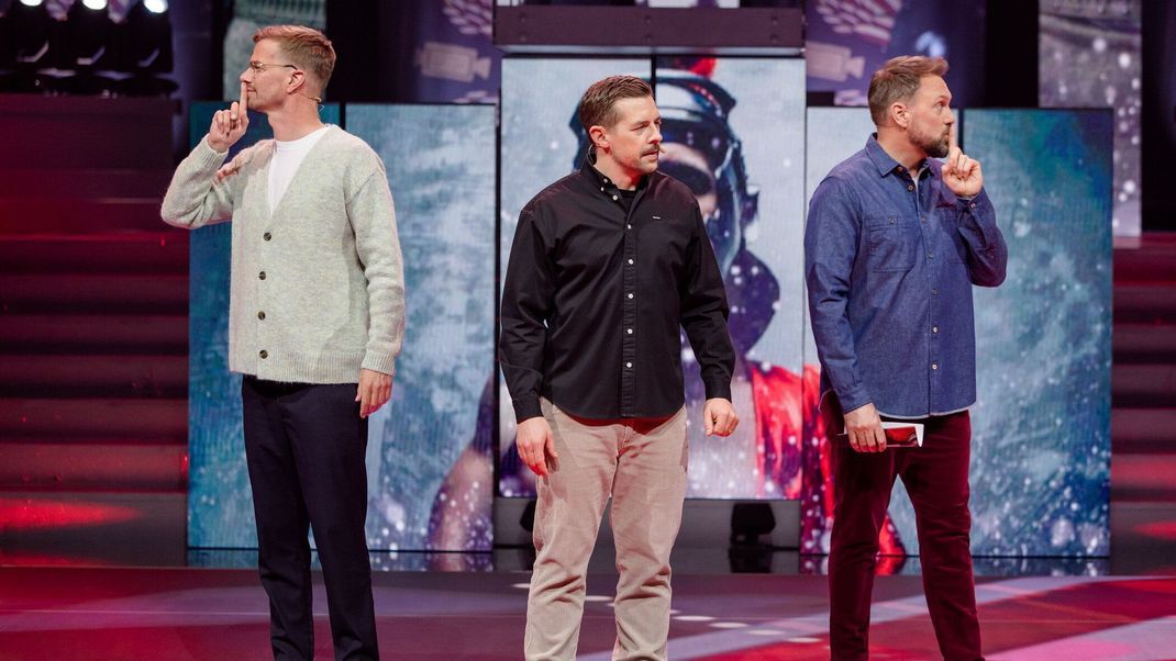 Joko Winterscheidt, Klaas Heufer-Umlauf und Steven Gätjen (v. l .) bei "Joko &amp; Klaas gegen ProSieben" 2023 (Staffel 6, Folge 2).