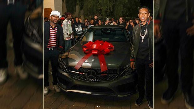 
                <strong>Luxus-Karre für seinen Sohn</strong><br>
                Floyd Mayweathers Sohn wird 16! Da kann es nur ein Geschenk geben: natürlich ein Auto. Doch nicht irgendeines - ganz im Mayweather-Style muss auch für Zion ein nobler Wagen her. Das Geburtstagskind selbst postete auf Instagram einen Schnappschuss mit seinem neuen Mercedes - verpackt mit roter Schleife - seinem berühmten Papa und einem Dutzend Partygästen. Na dann: Happy Birthday!
              