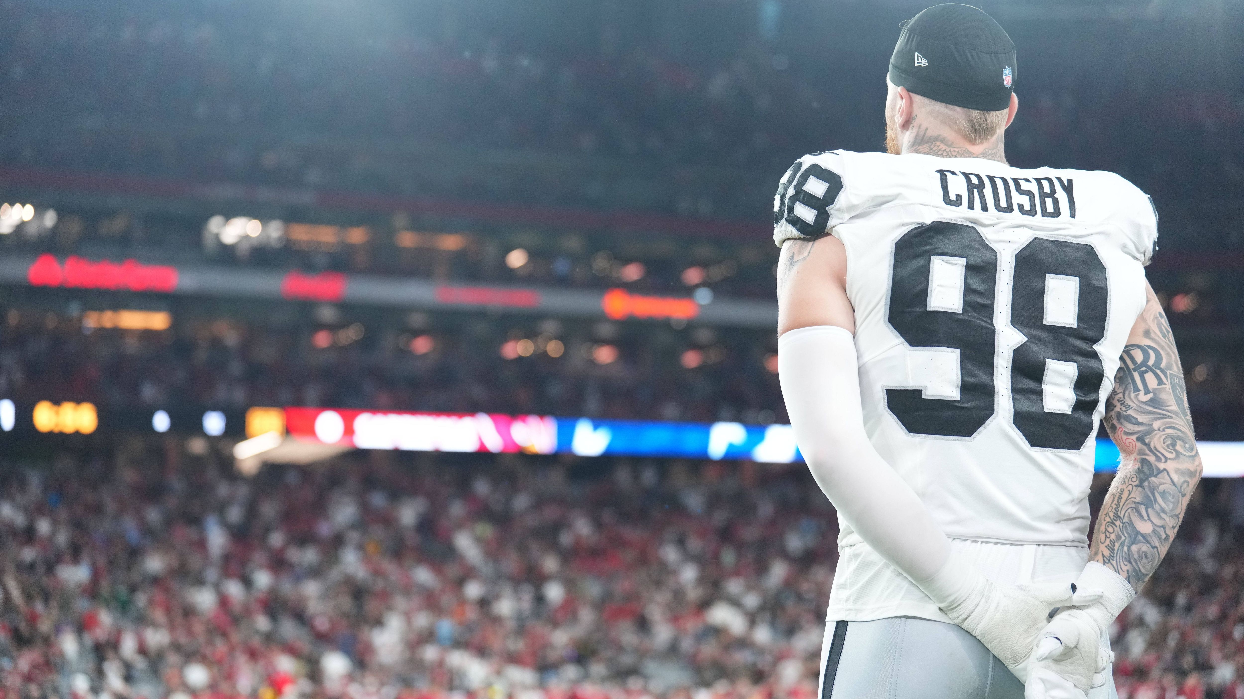 <strong>Las Vegas Raiders<br></strong>0-2-1. Was sich wie ein 3/4 Tresor-Code anhört, ist die Raiders Bilanz der Preseason. Auf seine alten Tage packt Head Coach Pete Carroll mächtig an! Die Vorbereitung ist eine kleine Achterbahn. Neben der <a href="https://www.ran.de/sports/american-football/nfl/news/nfl-las-vegas-raiders-eklat-um-christian-wilkins-entlassener-star-soll-teamkollegen-gegen-dessen-willen-gekuesst-haben-571328">Unruhe um Christian Wilkins</a>&nbsp;braucht das Team Zeit. Running-Back-Maschine Ashton Jeanty hatte einen holprigen Start, doch er groovt sich ein. Geno Smith strahlt bislang Souveränität aus. Backup-QB Aidan O'Connell hat sich in Week 3 das Handgelenk gebrochen. Damit war Rookie Cam Miller der einzige Ersatz für Smith. Daher wurde Kenny Pickett aus Cleveland geholt, der sich erst akklimatisieren muss.<br><strong>Note: 3</strong>