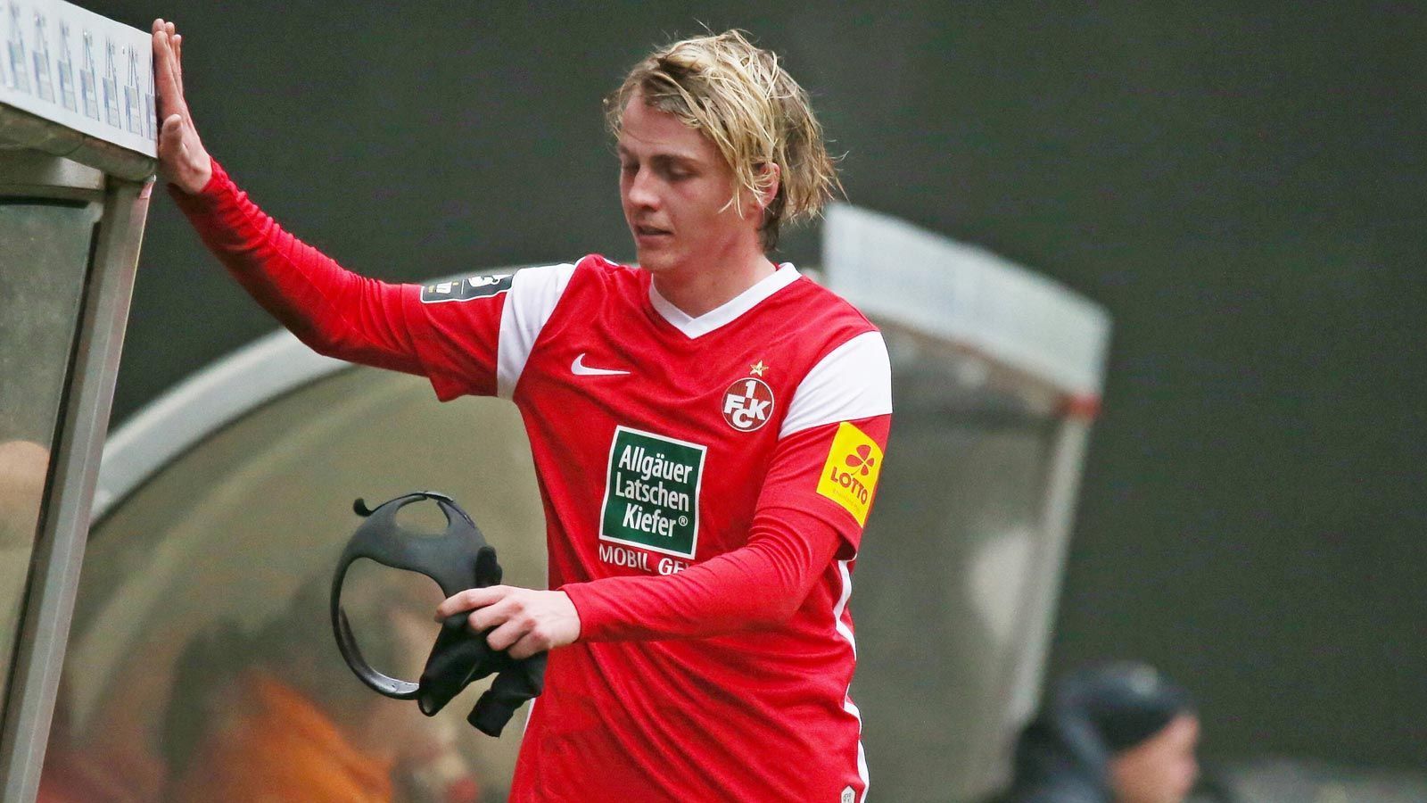 
                <strong>FC Augsburg</strong><br>
                Fünf verliehene Spieler: Felix Götze (Foto/ 1. FC Kaiserslautern), Maurice Malone (1. FC Heidenheim), Jozo Stanic (SV Wehen Wiesbaden), Lukas Petkov (SC Verl) und Benjamin Leneis (1. FC Magdeburg)Zwei ausgeliehene Spieler: Arne Maier (Hertha BSC) und Andi Zeqiri (Brighton & Hove Albion)
              