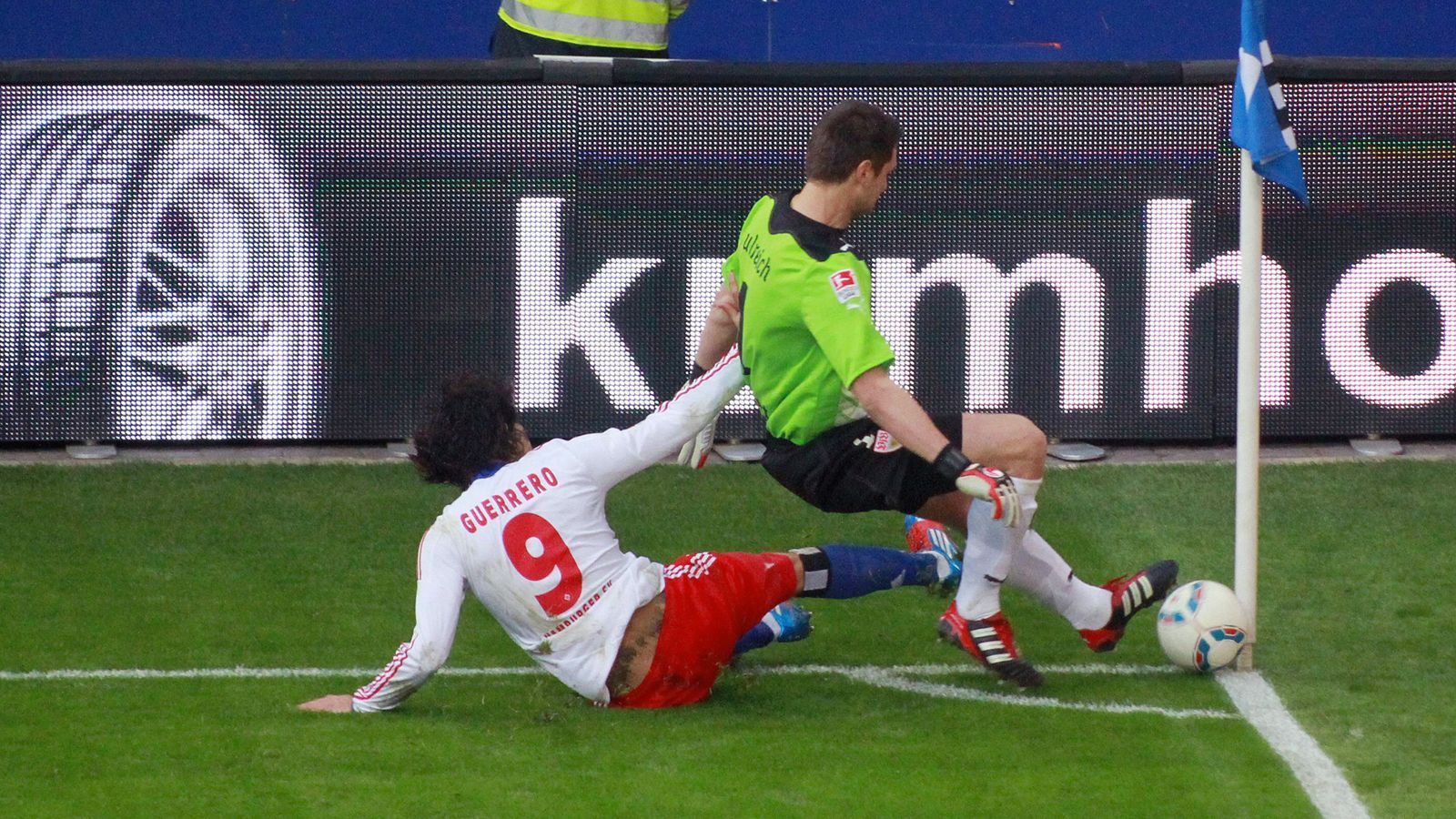 <strong>Paolo Guerrero (Hamburger SV, acht Spiele Sperre)</strong><br>
                Und wieder Paolo Guerrero! Zwei Jahre nach seinem Flaschenwurf sorgte der einstige HSV-Stürmer erneut für Ärger. Als die Hanseaten 2012 gegen Stuttgart mit 0:4 verloren, sorgte der Peruaner für das Negativ-Highlight. Er grätschte den VfB-Keeper Sven Ulreich an der Eckfahne voll von hinten um. Guerrero wurde für acht Spiele gesperrt.