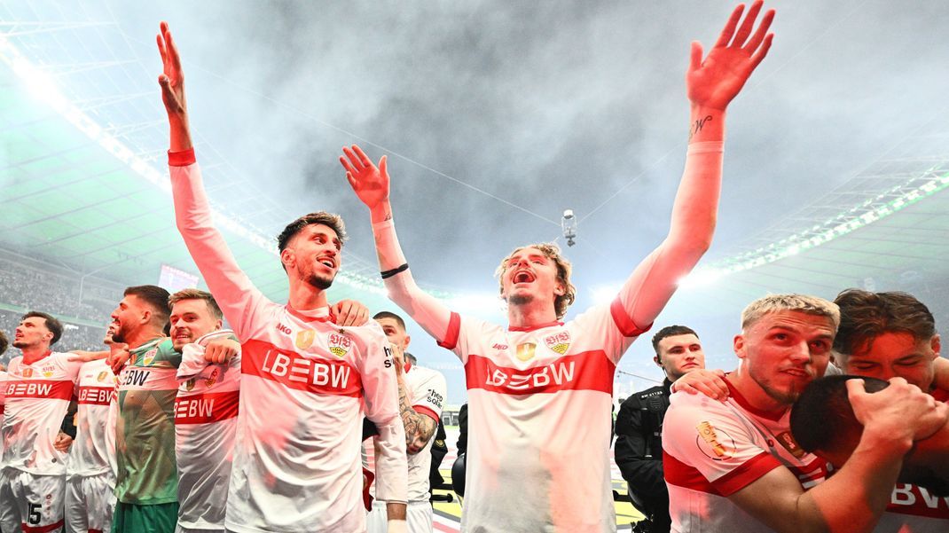 24. Mai 2025, Berlin, DFB-Pokal-Finale Arminia Bielefeld - VfB Stuttgart: Stuttgarts Atakan Karazor (l) und Stuttgarts Nick Woltemade jubeln nach dem Sieg. 