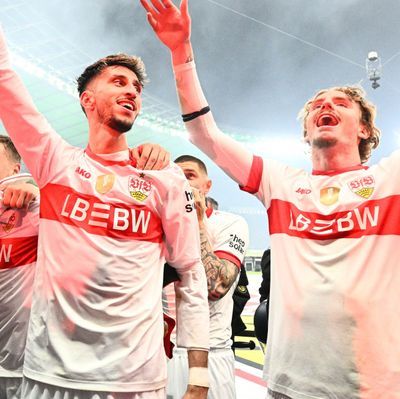 24. Mai 2025, Berlin, DFB-Pokal-Finale Arminia Bielefeld - VfB Stuttgart: Stuttgarts Atakan Karazor (l) und Stuttgarts Nick Woltemade jubeln nach dem Sieg. 