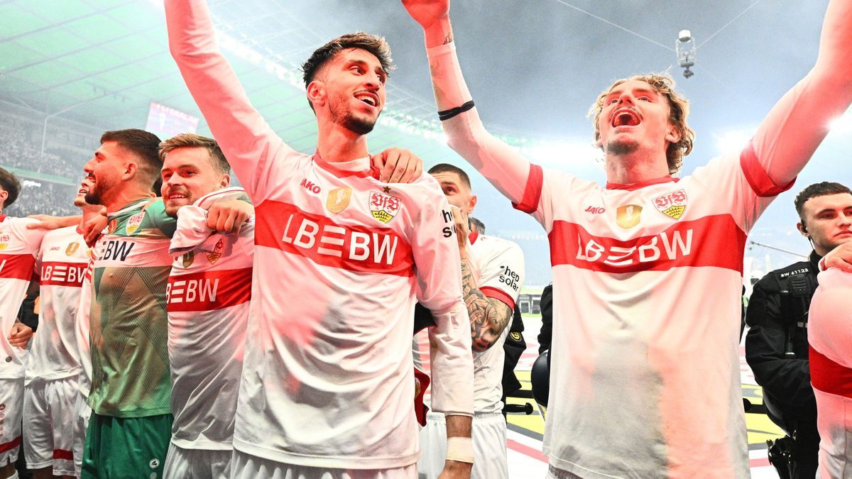 24. Mai 2025, Berlin, DFB-Pokal-Finale Arminia Bielefeld - VfB Stuttgart: Stuttgarts Atakan Karazor (l) und Stuttgarts Nick Woltemade jubeln nach dem Sieg. 