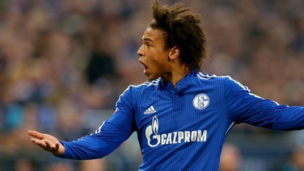 
                <strong>Leroy Sane</strong><br>
                Leroy Sane ist derzeit wohl das größte Talent im deutschen Fußball, das es regelmäßig in die erste Elf schafft. Auch der FC Bayern soll sich laut "kicker" 2013 für den Angreifer interessiert haben. Eine Karriere in München wird ihm von den Verantwortlichen nicht zugetraut. Jetzt spielt er sich bei Schalke auf die Zettel von Klubs wie Barcelona und wird auch in die Nationalmannschaft berufen.
              