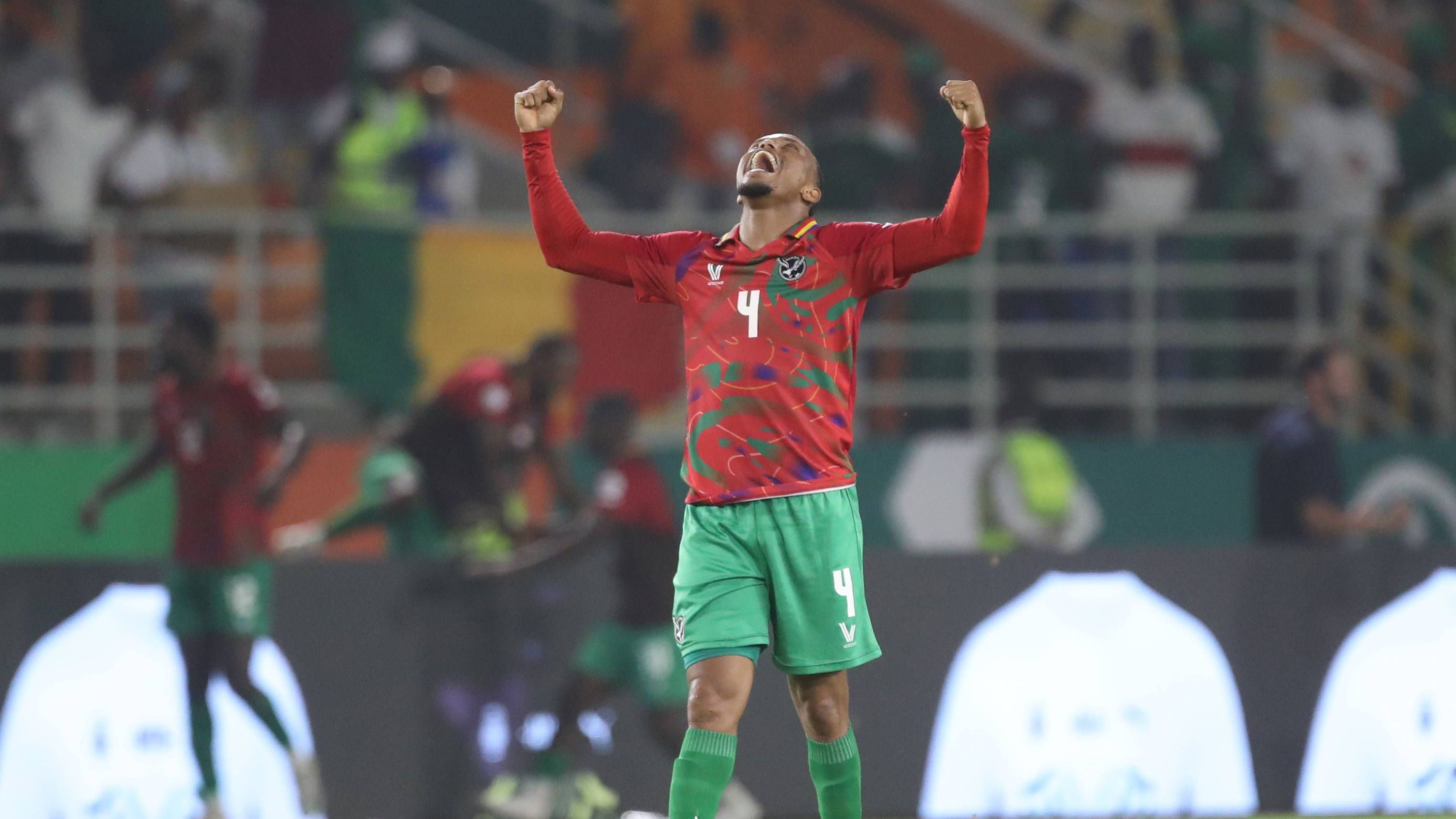 <strong>Gruppenphase, 1. Spieltag: Tunesien - Namibia 0:1</strong><br>Namibia feierte gegen den haushohen Favoriten Tunesien einen historischen Sieg! Erstmals überhaupt konnte die Nation aus dem Süden des Kontinents einen Sieg in der Endrunde erringen. Entsprechend niedergeschlagen waren die Tunesier um den Frankfurter Star Ellyes Skhiri. Das umjubelte Siegtor erzielte Deon Hotto per Kopf zwei Minuten vor Spielende.