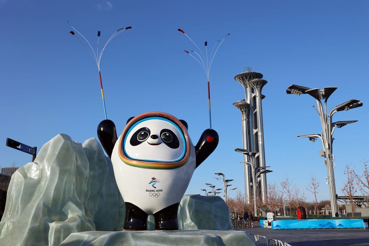 Das Maskottchen: Peking hat sich für einen Panda entschieden. In seinem Namen Bing Dwen Dwen steht "Bing" für Eis, aber auch für Reinheit und Stärke, während Dwen Dwen so viel wie "lebhaft" heißt, aber auch Kinder symbolisiert. Der Panda trägt eine Art Ganzkörperschale aus Eis. Sie gleicht einem Astronautenanzug. Damit sollen die neuen Technologien der Zukunft willkommen geheißen werden. Apropos Willkommen: Das Herz in seiner