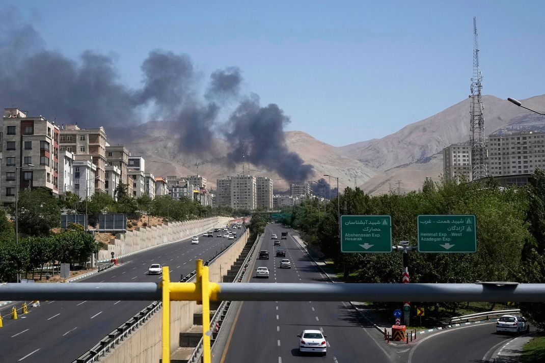 Rauchschwaden über Teheran: Sowohl Israel als auch der Iran setzen ihre Angriffe fort.