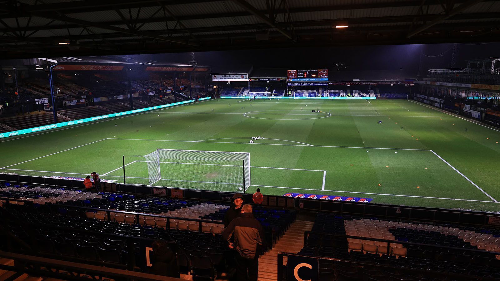 
                <strong>Kenilworth Road (Luton Town)</strong><br>
                ... denn hinter diesen Mauern sitzen die Fans des Viertligisten Luton Town bei Heimspielen ihres Klubs. Besser getarnt kann ein 10.000 Plätze fassendes Stadion von außen wohl kaum sein.
              