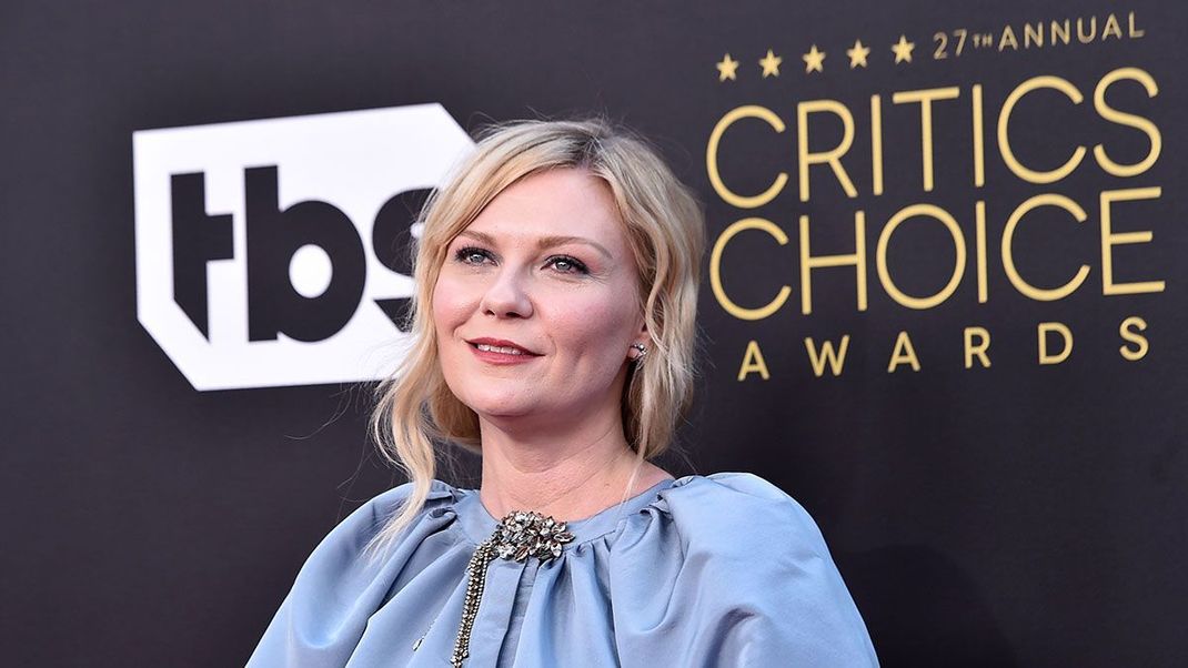 Das Augen Make-up passend zur Farbe des Kleides – Kirsten Dunst zeigt wie es geht mit zarten, sanften Blautönen.