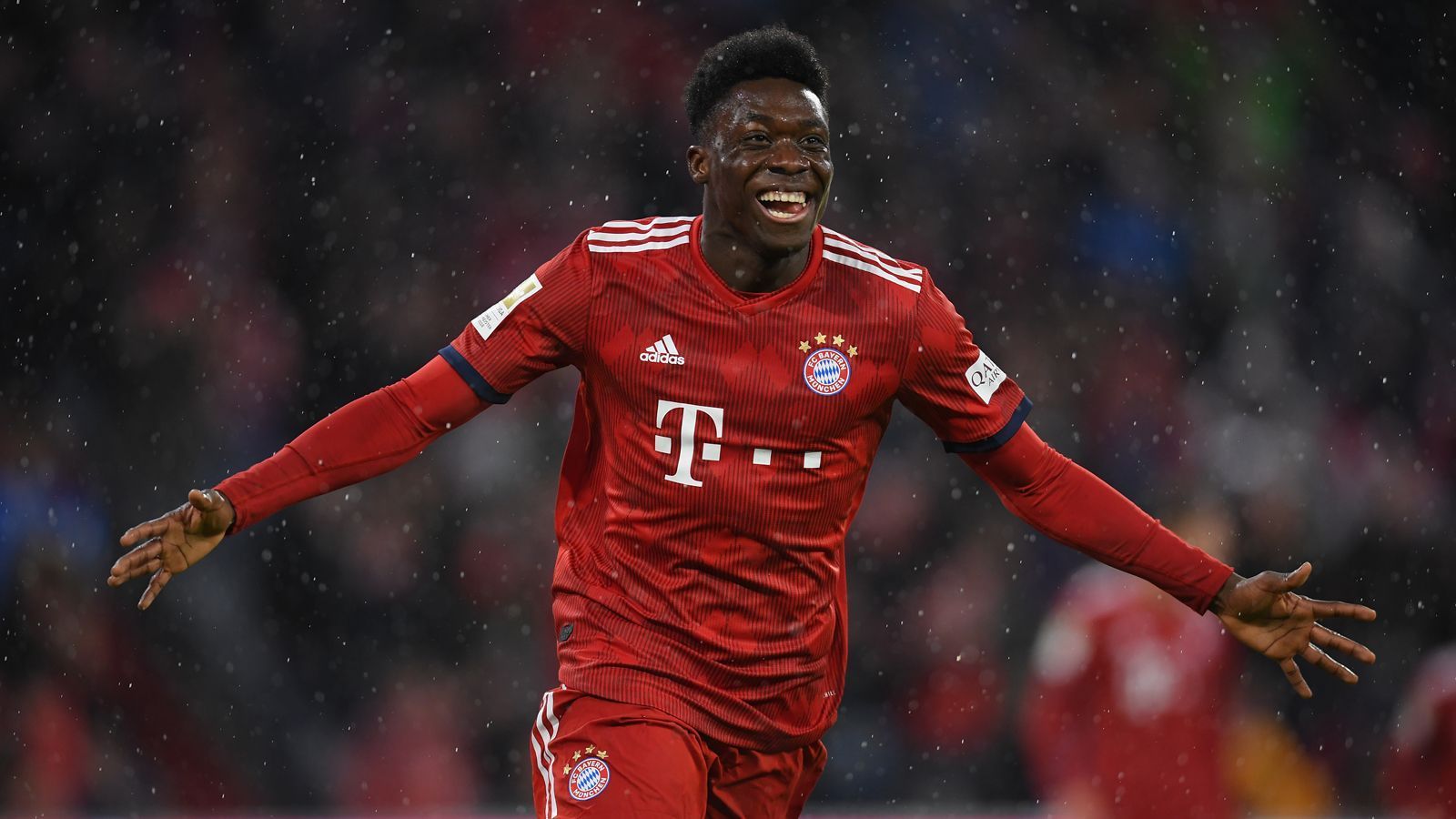 
                <strong>Alphonso Davies (19)</strong><br>
                Der junge Kanadier ist sicherlich die größte Überraschung der aktuellen Saison und hat gezeigt. Mit seiner Technik und seinem Offensivturbo verzückt er immer wieder Mitspieler und Fans, seine Gegner haben meist das Nachsehen. "Der Junge ist gesegnet mit einem Körper und einem Sprint. Das hatten wir so noch nicht bei Bayern", lobte Thomas Müller die neue Stammkraft auf der Linksverteidigerposition einst in der "Abendzeitung".  Seine Geschwindigkeit nutzt Davies nicht nur bei seinen Sturmläufen, vor allem in der Abwehr läuft er die allermeisten Gegenspieler ab. Schnell wurde er zum Publikumsliebling.
              