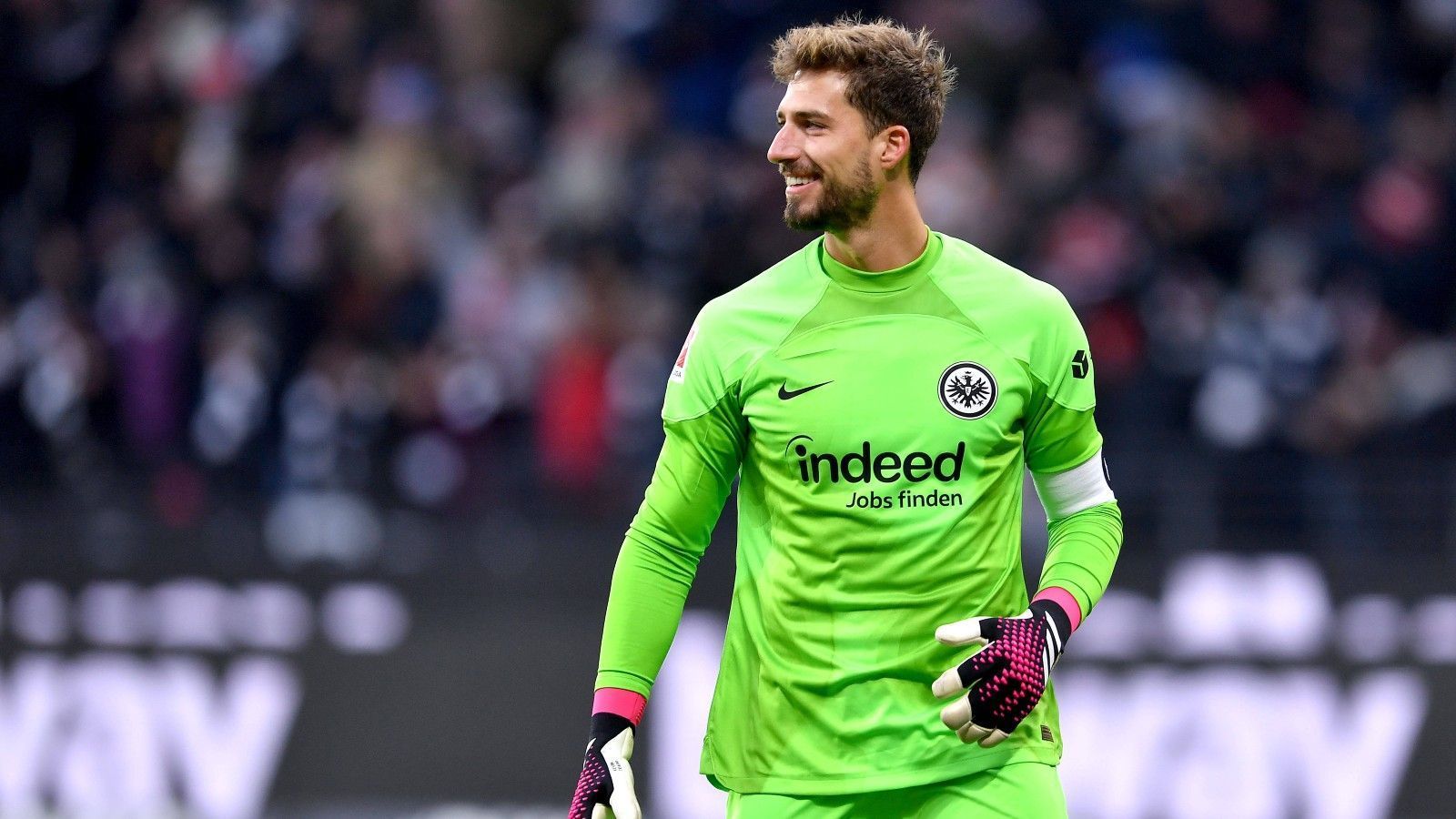 
                <strong>Trapp zurück im Tor</strong><br>
                Er ist wieder fit. In Freiburg stand Kevin Trapp der Eintracht nicht zur Verfügung. Der Keeper war zwar mit in den Breisgau gereist, hatte sich nach der Landung ob einer Erkältung aber unwohl gefühlt. Nun geht es dem 32-Jährigen besser und einem Einsatz steht laut Cheftrainer Glasner wohl nichts mehr im Wege. Die Ruhe des erfahrenen Keepers kann die SGE gegen das Münchner Star-Ensemble gut gebrauchen.
              