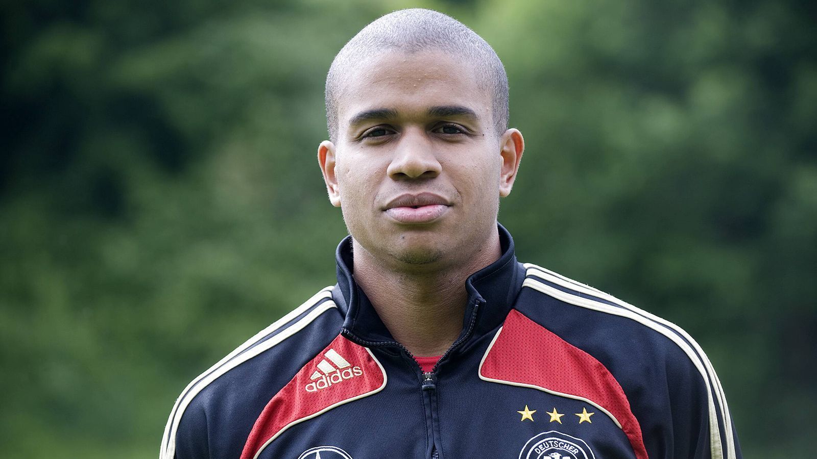 
                <strong>Chinedu Ede</strong><br>
                Auch Chinedu Ede zählt zu den Spielern mit vielen Vereinswechseln. In den vergangenen elf Jahren stand er bei neun unterschiedlichen Clubs unter Vertrag, konnte sich in der Bundesliga bei Hertha und Mainz allerdings nicht dauerhaft durchsetzen. Dafür spielte er in den Niederlande für Twente Enschede und sogar in der 1. Liga von Thailand. Die vergangenen beiden Spielzeiten stand er in der Regionalliga für VSG Altglienicke unter Vertrag.
              