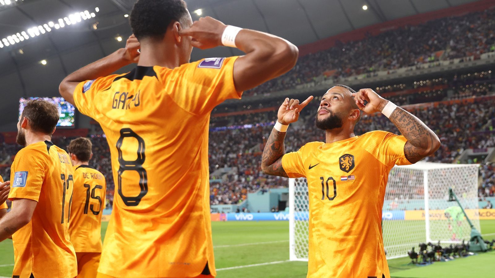 
                <strong>Form</strong><br>
                Drei Siege, ein Remis – auf dem Papier sieht die niederländische WM-Bilanz gut aus. Doch die Auftritte auf dem Platz lassen viele Fragen offen. Der Auftakt gegen Senegal war wackliger als es das 2:0 aussagt, beim Unentschieden gegen Ecuador war die Niederlande das schwächere Team. Der 2:0-Erfolg gegen Katar zum Abschluss war ein Pflichtsieg, ohne zu glänzen. Im Achtelfinale gegen die USA zeigte die Formkurve nach oben. Dabei profitierte Oranje aber vor allem von der eigenen Kaltschnäuzigkeit vor dem Tor. Ja, das Team steht verdient im Viertelfinale. Zu den Favoriten zählt es nach den bisherigen Leistungen aber (noch) nicht.
              