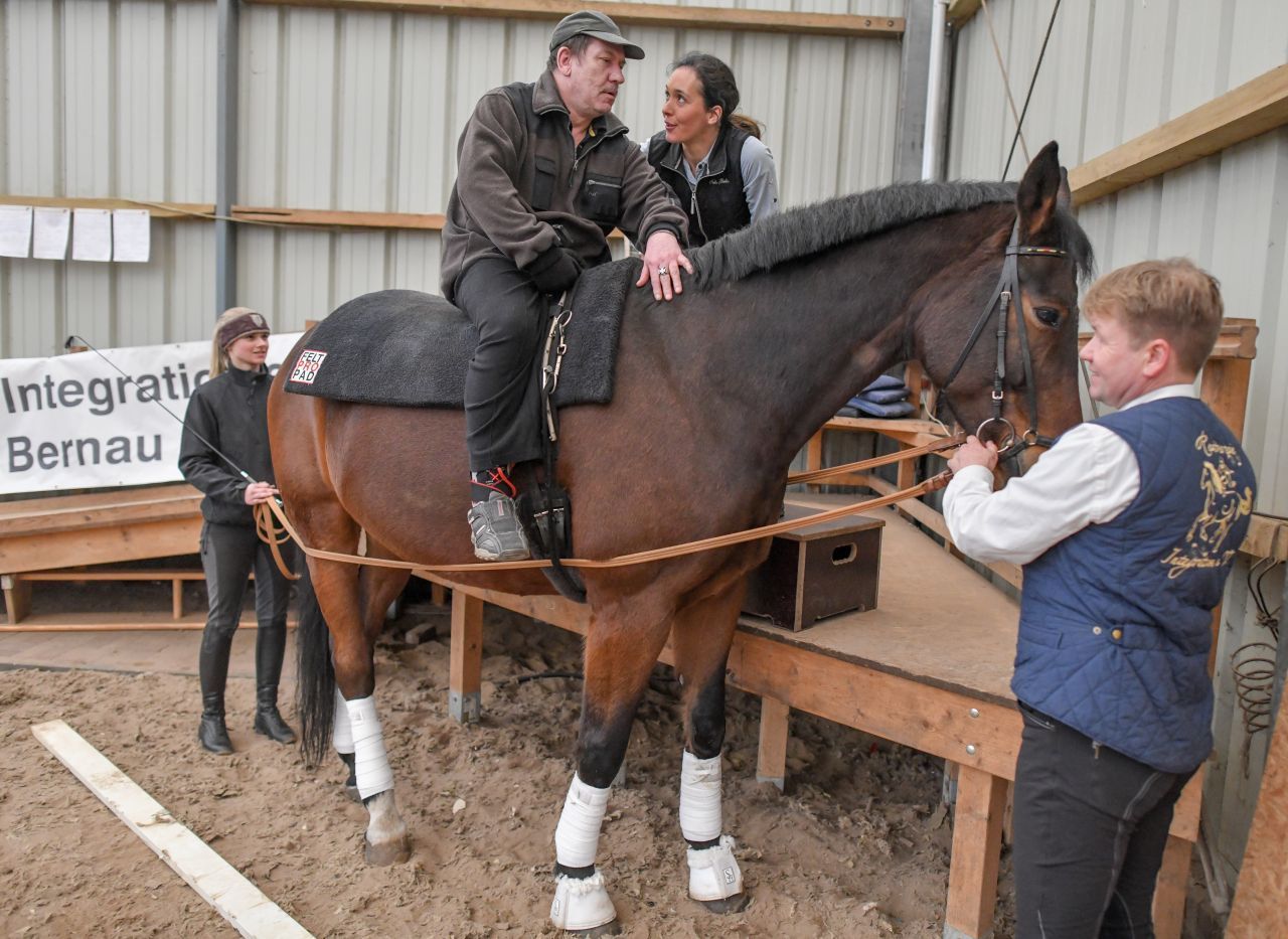 Bei Patient:innen, die an den Folgen eines Schlaganfalls leiden, hilft eine Reittherapie.