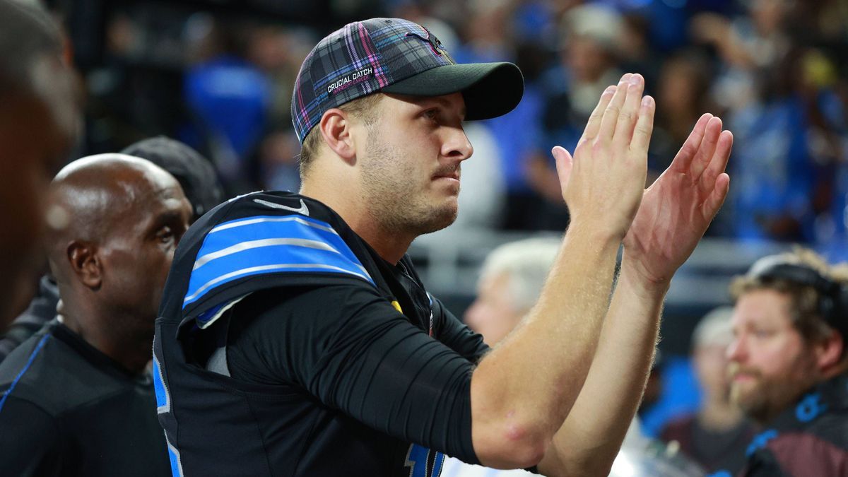 Seattle Seahawks vs Detroit Lions DETROIT,MICHIGAN-September 30: Detroit Lions quarterback Jared Goff (16) walks off the field after the conclusion of an NFL, American Football Herren, USA football...