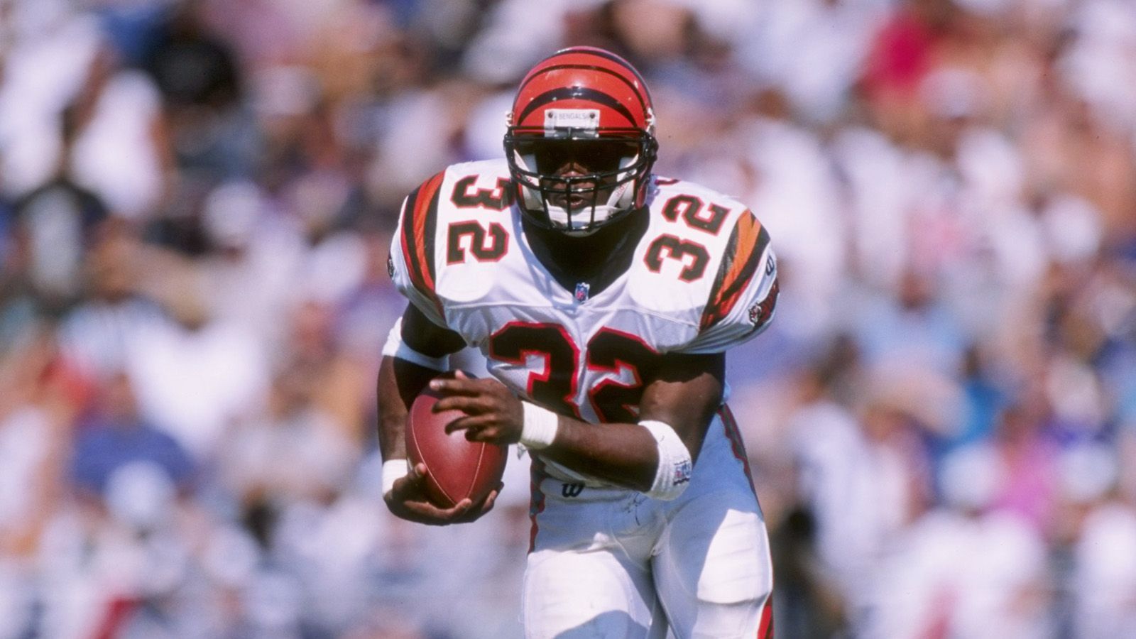 
                <strong>1995: Carolina Panthers zu den Cincinnati Bengals</strong><br>
                &#x2022; <strong>Erster Pick: </strong>Ki-Jana Carter, Running Back<br>Ki-Jana Carter war für die Cincinnati Bengals zwar ein günstiger Tausch - lediglich den eigenen Erstrundenpick und ein Zweitrundenpick. Allerdings sollten die Bengals nie erfahren, was aus dem Running Back hätte werden können. Verletzungsgeplagt verpasste Carter fast seine gesamten fünf Jahre in Cincinnati, ehe er später noch drei Saisons bei den Washington Redskins - heutigen Commanders - verbrachte. Insgesamt kam er in sieben NFL-Saisons lediglich auf 59 Spiele und startete in 14.
              