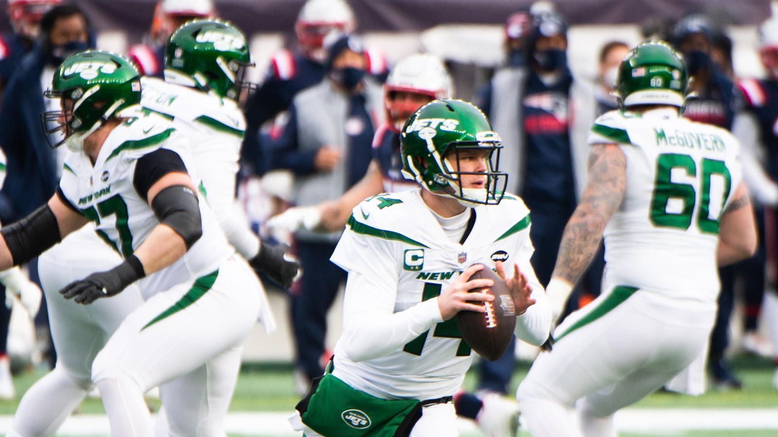 
                <strong>New York Jets: Offense</strong><br>
                Sam Darnold ist weg, dementsprechend ist der Nummer-1-Need klar: Die Jets brauchen einen Quarterback und werden aller Voraussicht nach Zach Wilson holen. In der Offensive Line ist nur Mekhi Becton gesetzt, dahinter kann New York sich eigentlich auf jeder Position verbessern. Außerdem brauchen die Jets einen neuen Running Back, wenige Teams haben auf dieser Position einen derart klaren Need. Neuzugang Tevin Coleman hatte in den vergangenen Jahren immer wieder mit Verletzungen zu kämpfen, darüberhinaus wird der neue Offensive Coordinator Mike LaFleur unter Robert Saleh wie bei den 49ers ein variantenreiches Laufspiel etablieren wollen, wofür mehrere Running Backs gebraucht werden.
              