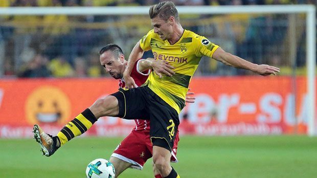 
                <strong>Lukasz Piszczek (Borussia Dortmund)</strong><br>
                Lukasz Piszczek: Der Versuch, Franck Ribery zu decken, gelingt Lukasz Piszczek oft nicht. Der Routinier ist zu hektisch unterwegs, was bisweilen sogar fahrlässig ist. Mehr als einmal leistet er sich einen Fehlpass, als er nach vorne spielen will. Beim 2:2-Ausgleich, der Joshua Kimmich zugesprochen wird, murmelt Piszczek den Ball ins eigene Tor. ran-Note: 5
              