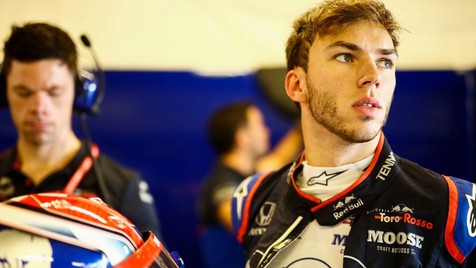 
                <strong>12. Pierre Gasly (Red Bull Racing/Toro Rosso)</strong><br>
                Verlor eine Menge Ansehen, als er im Red Bull komplett enttäuschte und sich bisweilen beratungsresistent zeigte. Blühte nach seiner Degradierung zu Toro Rosso wieder auf, rundete seine starke zweite Saisonhälfte mit dem Podiumsplatz in Brasilien ab. Ist wieder in der Spur und blickt auf eine abwechslungsreiche Saison zurück. Der Gasly im Red Bull wäre in unserem Power Ranking unter den drei bis vier schwächsten Fahrern gelandet, der Gasly im Toro Rosso in die Top 6. Daher reicht es bei uns am Ende für Platz 12.
              