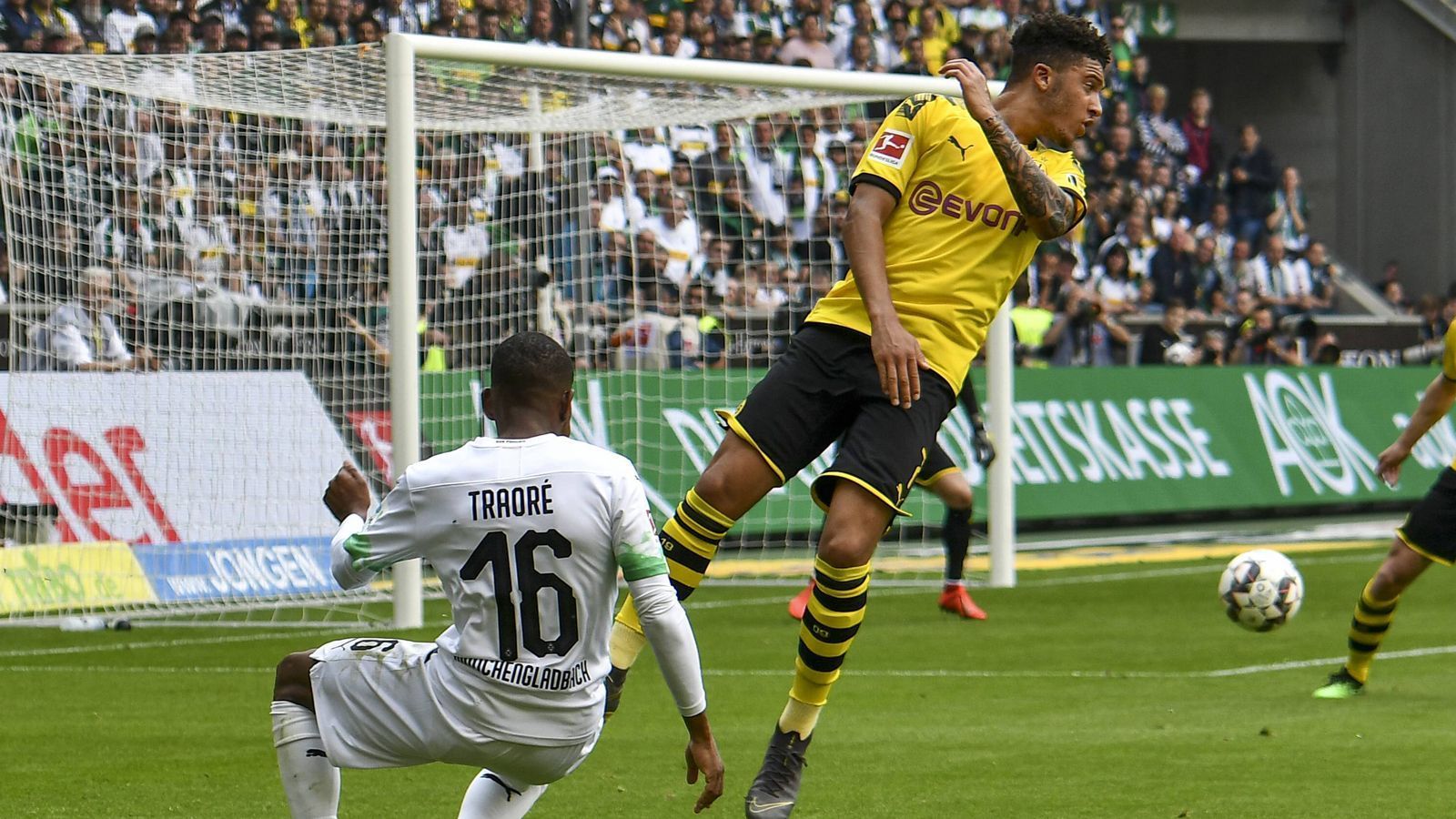 
                <strong>Traore trifft nur die Latte</strong><br>
                Für die Gladbacher geht es noch um einen Champions-League-Platz. Ibrahima Traore trifft in der 12. Minute nur die Latte, Glück für den BVB! 
              