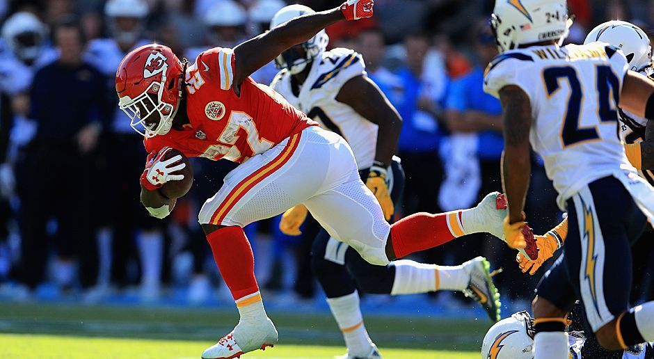 
                <strong>Kareem Hunt (Kansas City Chiefs)</strong><br>
                Kareem Hunt ist einer der Garanten für die starke Saison der Kansas City Chiefs. Beim 13:19 gegen die Pittsburgh Steelers, der ersten Saisonniederlage für den AFC-Spitzenreiter, steuerte der Running Back zwar nur 21 Rushing Yards bei, fing aber Pässe für 89 Yards. Damit ist Hunt der erste Rookie der NFL-Geschichte, der in seinen ersten sechs Spielen jeweils mindestens 100 Scrimmage Yards zurücklegt. Nach sechs Einsätzen stehen schon 885 Yards in seinen Statistiken.
              