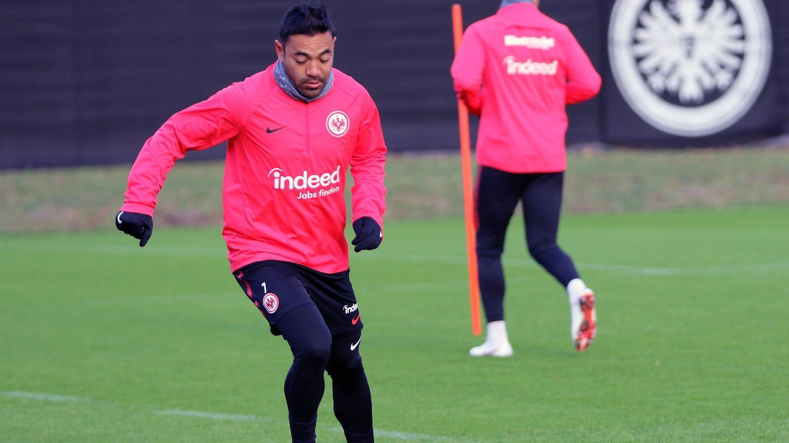 
                <strong>Marco Fabian (Eintracht Frankfurt)</strong><br>
                Im August sollte der Frankfurter Marco Fabian eigentlich zu Besiktas Istanbul wechseln, doch der Deal platzte noch. Anschließend wurde der Mexikaner in eine separate Trainingsgruppe versetzt, kam dann doch wieder in der Bundesliga zum Einsatz. Seit dem vierten Spieltag fehlt der 29-Jährige nun aber durchgehend im Frankfurter Aufgebot und so gilt der WM-Teilnehmer als Streichkandidat. An Angeboten soll es nicht mangeln, wie die "Bild" berichtet. So sollen sich Vereine aus dem arabischen Raum und China für den Mittelfeldmann interessieren. Auch der künftige MLS-Klub Inter Miami um Besitzer David Beckham ist im Gespräch. Der neu gegründete Verein startet aber erst Anfang 2020 in der MLS, somit bräuchte Fabian auf jeden Fall eine sportliche Zwischenlösung.
              