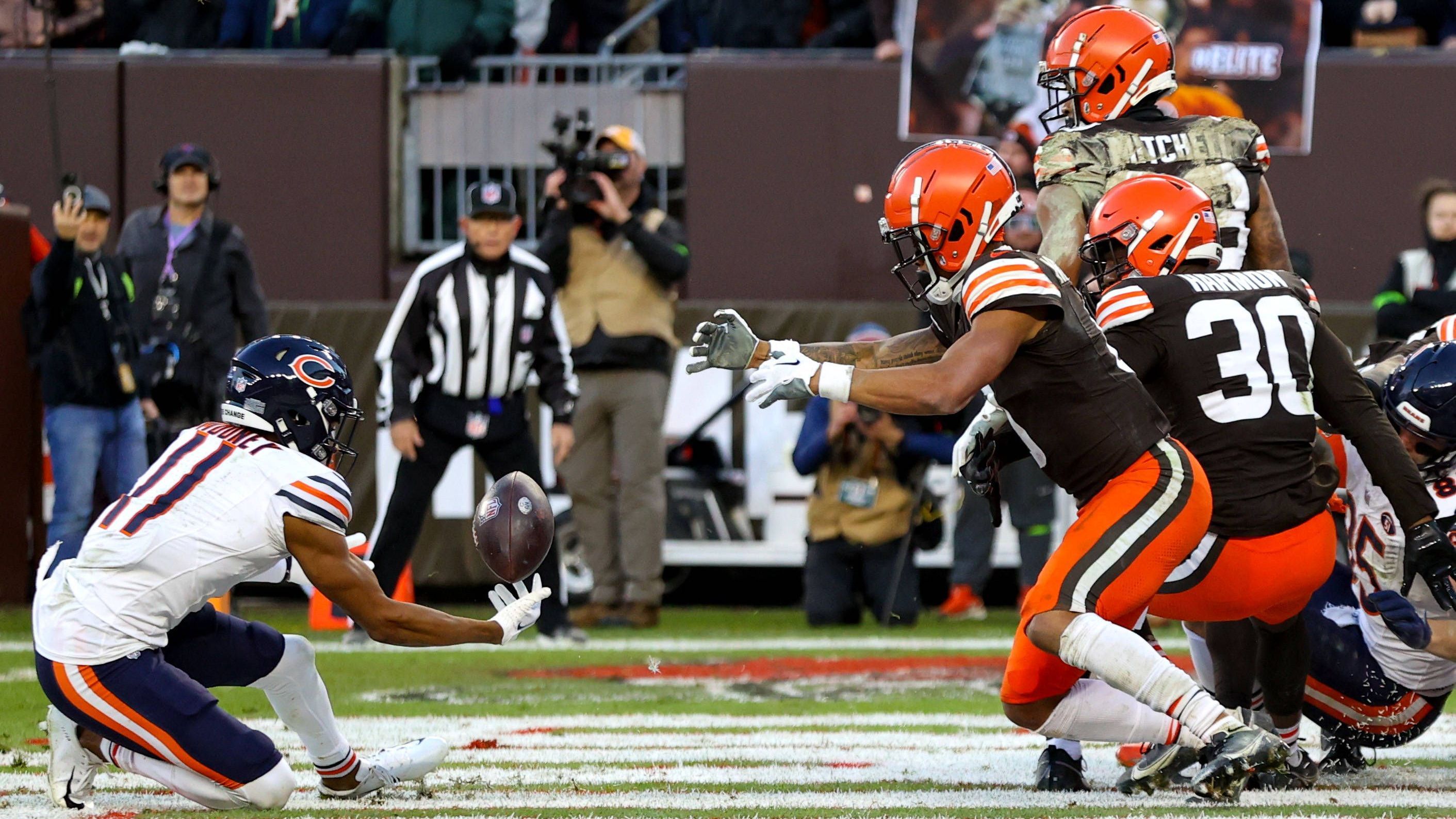 <strong>Verlierer: Darnell Mooney (Chicago Bears)<br></strong>Hätte es die "Hell Mary" von Tim Boyle für die Jets gegen die Dolphins nicht gegeben, wäre das Play der Chicago Bears wohl als peinlichste Hail Mary der Saison in die Bücher gegangen. Gegen die Cleveland Browns hievte Justin Fields noch einen Ball in die Endzone, er landete sogar bei Darnell Mooney, der schoss ihn jedoch in die Hände eines Verteidigers. Game Over.