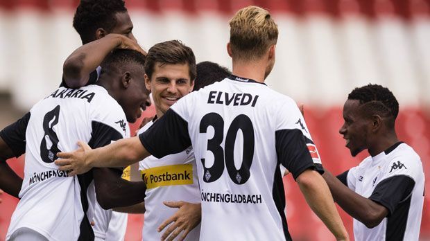 
                <strong>Borussia Mönchengladbach</strong><br>
                Testspiele/DFB-Pokal: Gladbach gewann nur zwei von neun Testspielen (1:0 gegen Wuppertal, 2:1 gegen Malaga). Im abschließenden Test gegen Leicester verloren die Fohlen mit 1:2. Im Pokal setzte sich die schwache Vorbereitung fort. Nur dank zweier später Treffer durch Jonas Hofmann und Raffael verhinderte Gladbach das Aus in Essen (2:1). Personal: In der Abwehr kristallisiert sich eine Viererkette (Wendt, Ginter, Vestergaard, Elvedi) heraus. Vorne dürften Stindl und Raffael gesetzt sein. Neben Ginter dürfen sich die Neuen Denis Zakaria und Vincenzo Grifo wohl Hoffnungen auf einen Stammplatz machen. Form: Schwache Testspiel-Ergebnisse, schwacher Pokal-Auftritt - für Coach Dieter Hecking und seine Mannschaft gibt es eindeutig noch viel zu verbessern. ran-Check: 4 Punkte
              