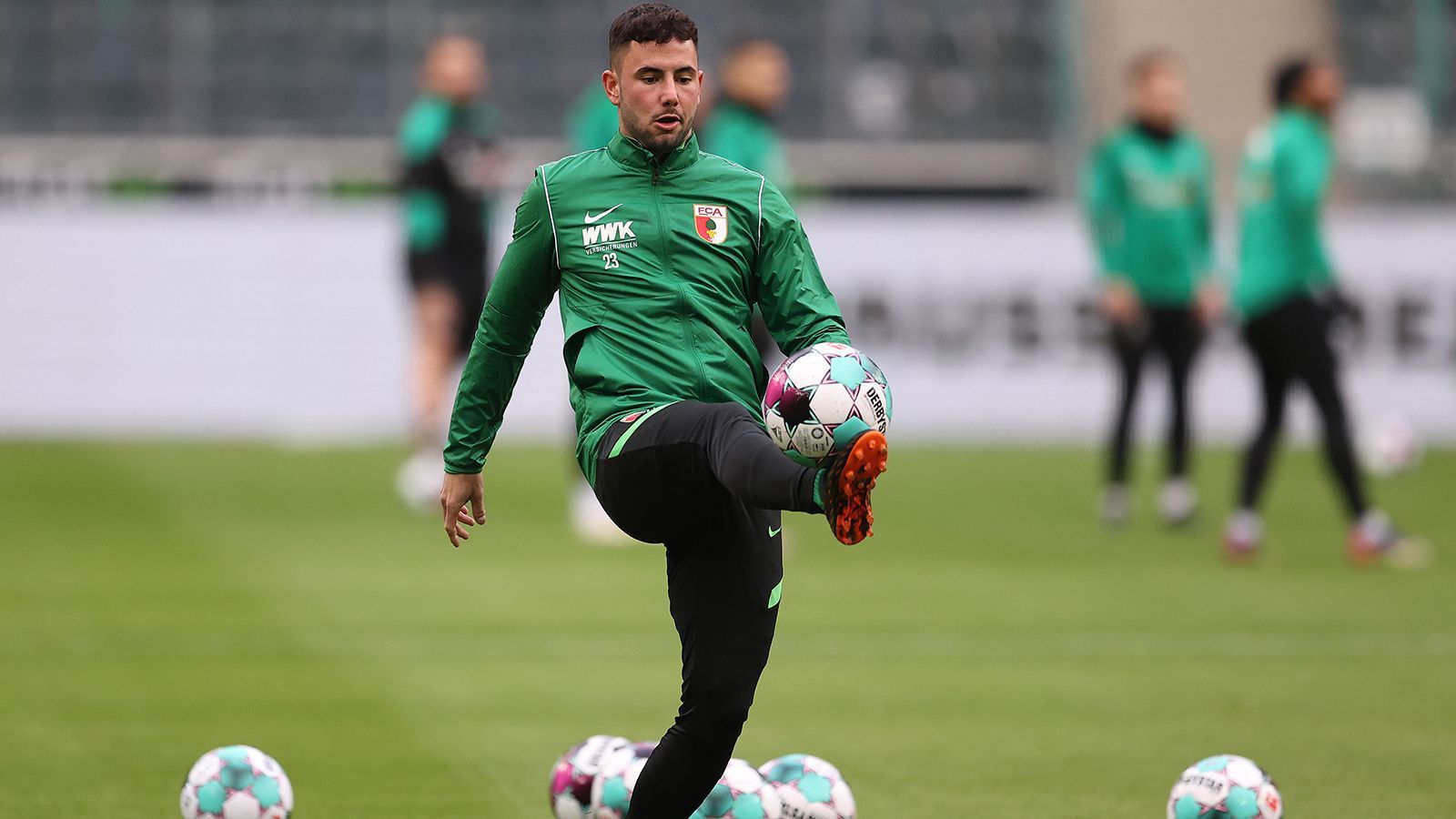 
                <strong>FC Augsburg</strong><br>
                Abgesehen vom potenziellen Abgang von Marco Richter nach Schalke plant der FCA laut eigener Aussage keine Transferaktivitäten. Einen Richter-Ersatz braucht es auch nicht, denn der Flügelspieler ist unter Heiko Herrlich ohnehin nur zweite Wahl.
              